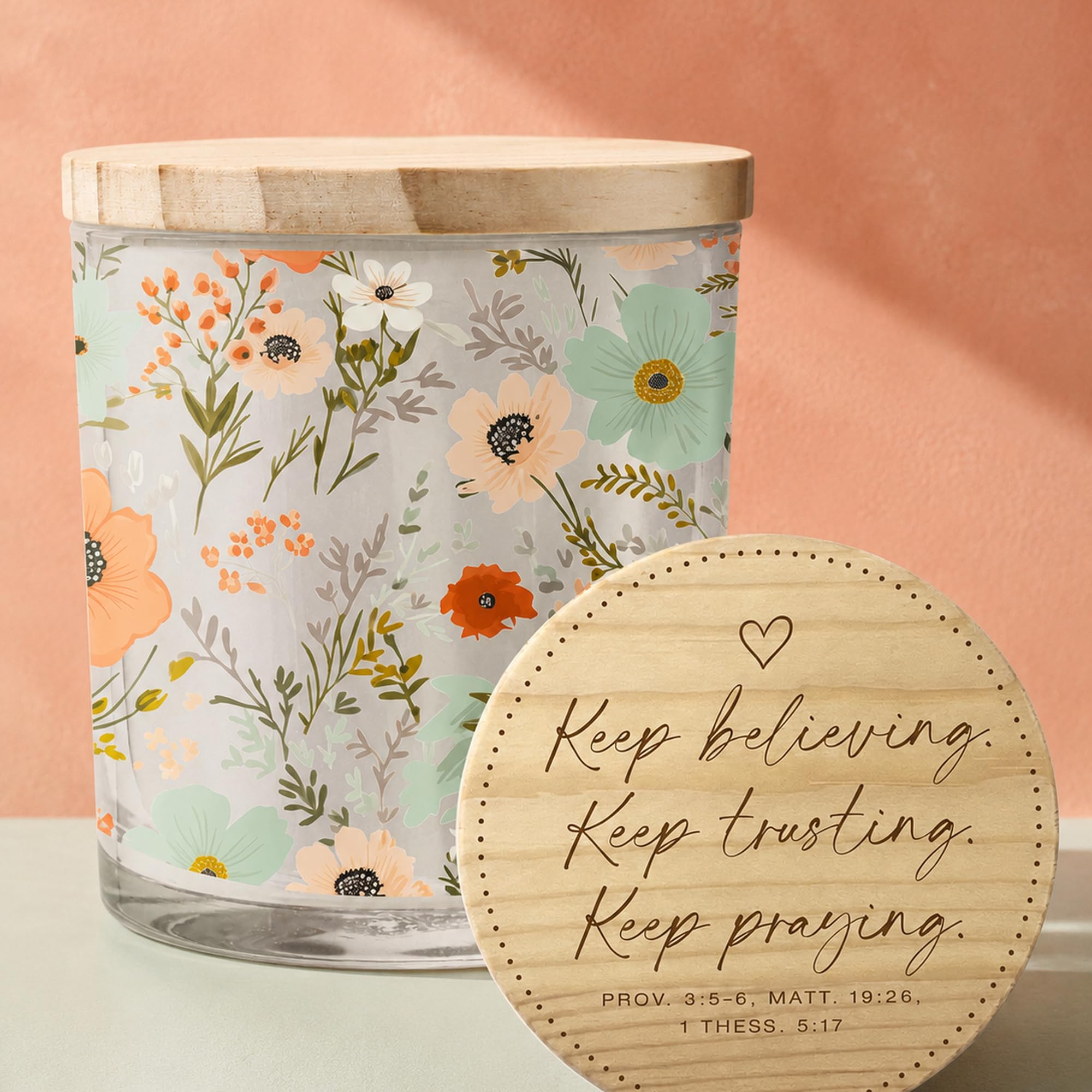 Vela aromática cristiana inspiradora para mujer, vela en tarro de cera de soja de 13 onzas con tapa de madera grabada, «Keep Believing Trusting Praying», vela de vidrio floral de menta y coral de 2