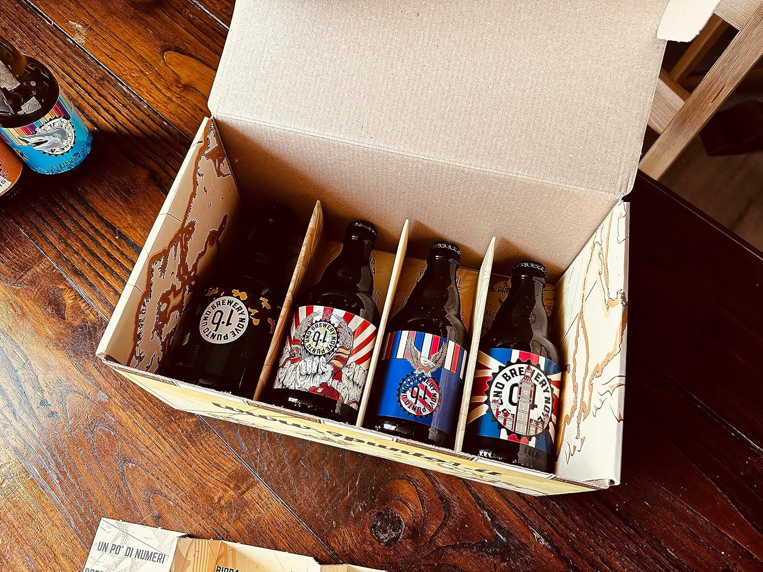 BOX DEGUSTAZIONE GIRO DEL MONDO IN 8 BIRRE - 8 bottiglie di birra artigianale Italiana da 33 cl FORMATO da 8 differenti stili di birra, 1 bottiglia per ogni stile.