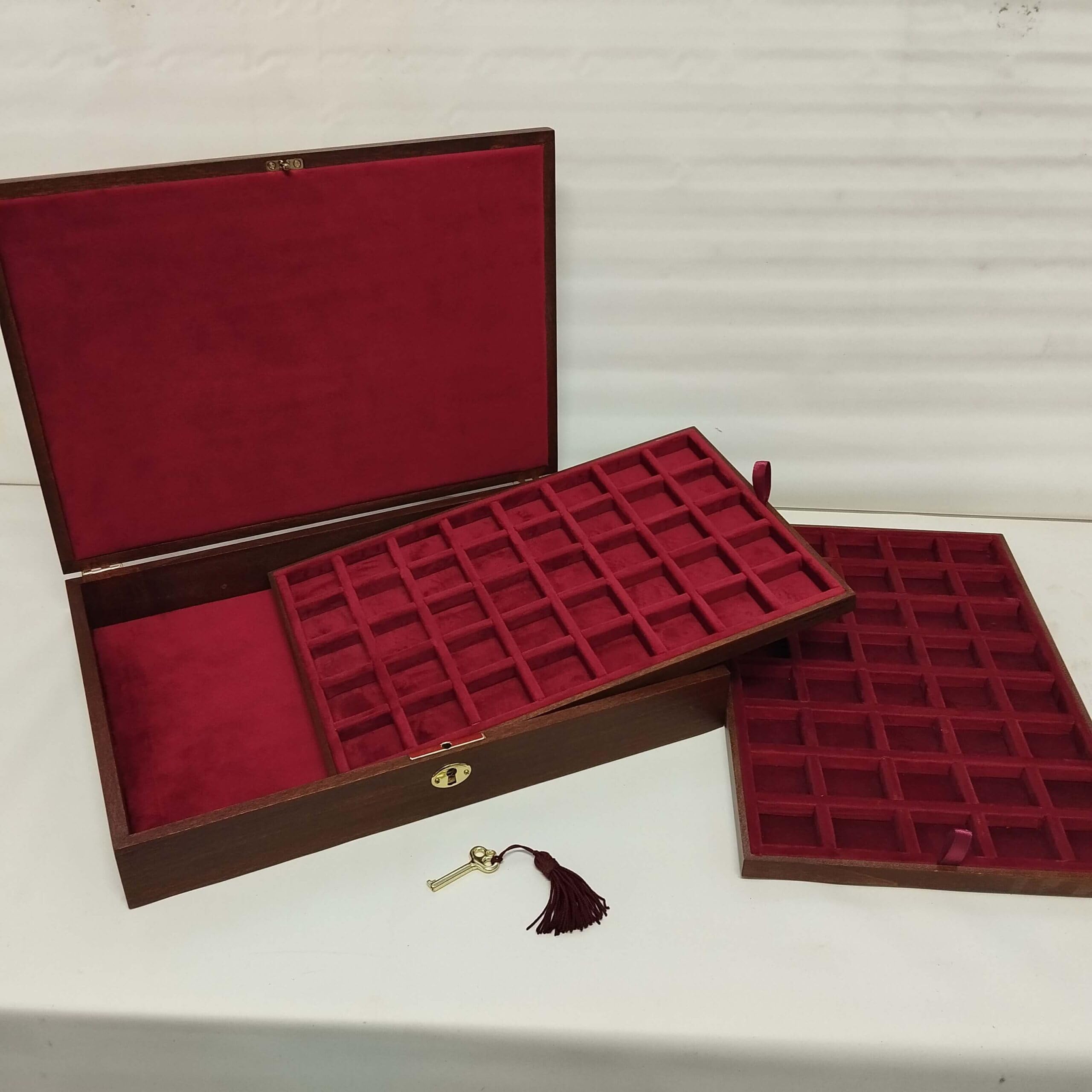 Caja para Monedas con 2 Bandejas de Terciopelo – Estuche de Madera Artesanal para Coleccionistas, Vitrina Expositor para Guardar y Organizar Colecciones
