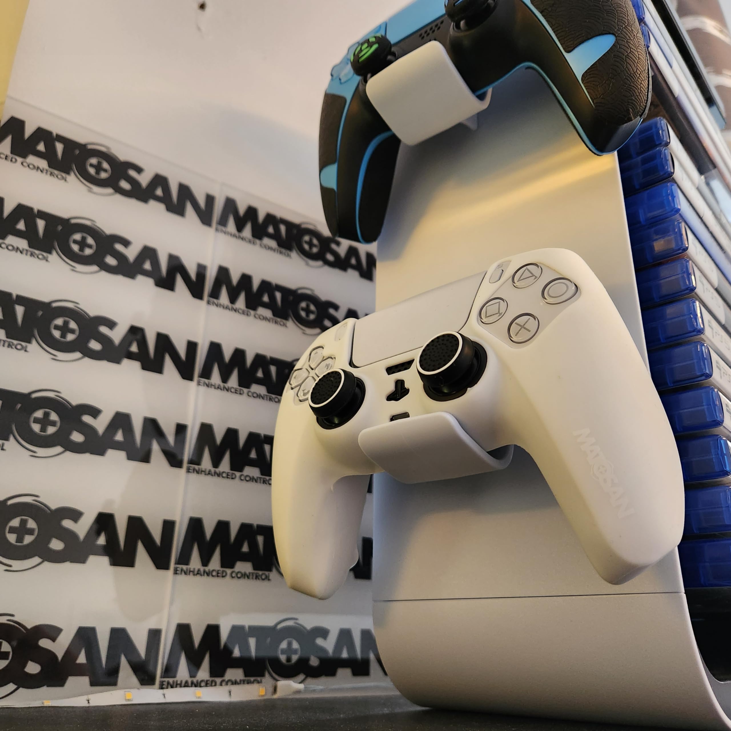 MatoSan® Funda para Mando de PS5 con Agarre – Funda y Cubierta de, Funda Antideslizante para un Mejor Control – Incluye Tapas de Agarre precisas, Ideal para Accesorios de Controlador PS5