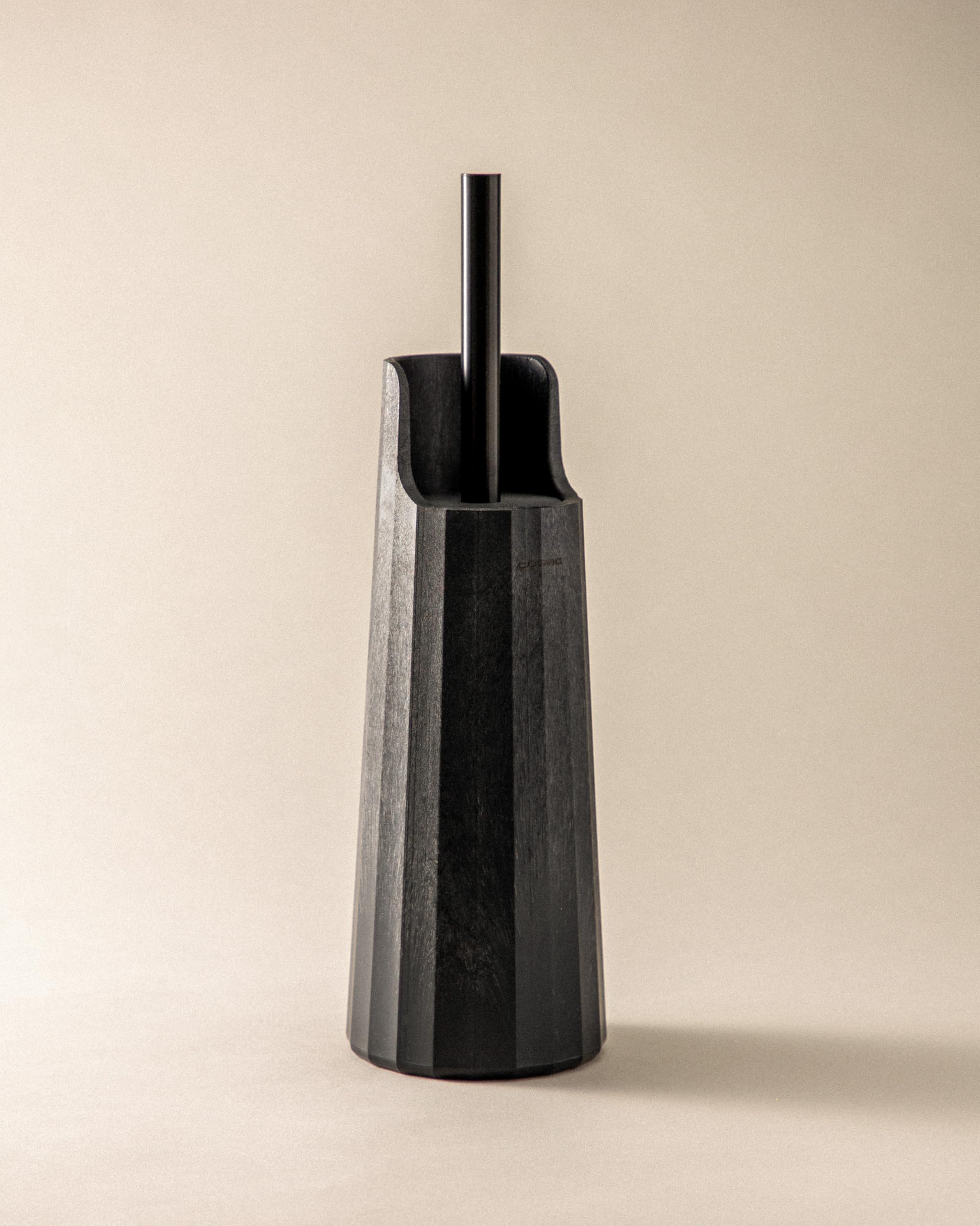 COSMIC Avenir Escobilla de Baño de Diseño Contemporáneo y Poligonal Fabricada en Plástico Reciclado. Escobillero de Suelo para WC en Color Negro Natur