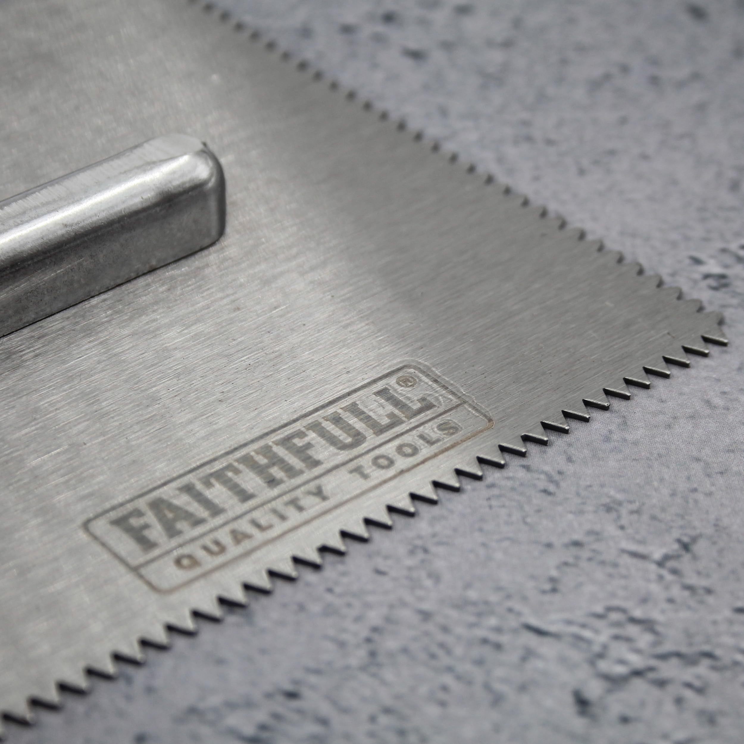 Image secondaire de Truelle Crantée en V Faithfull pour Mastic et Adhésif - Lame Acier 278x115mm