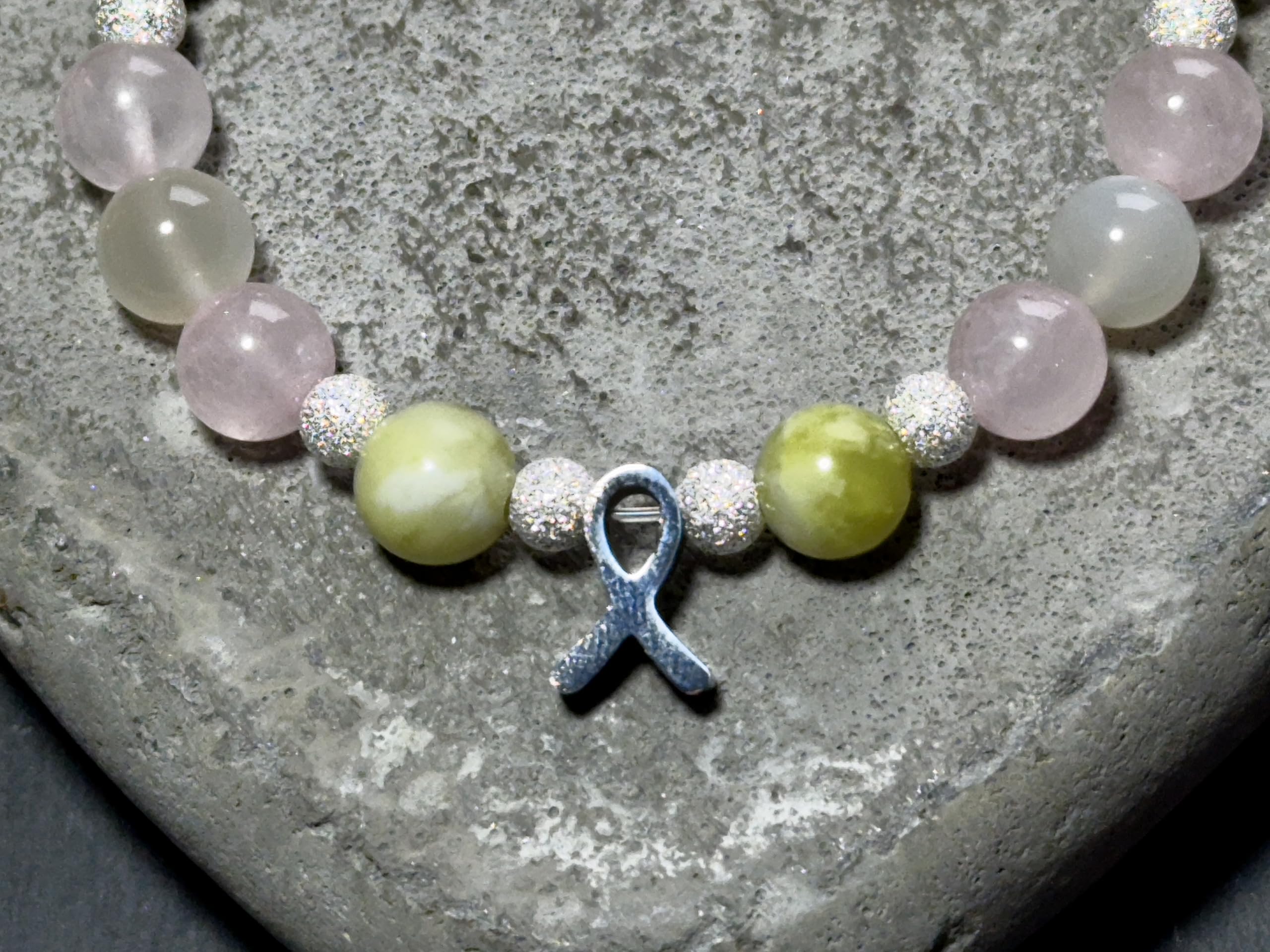 Edelsteinarmband Krebs aus Peridot, Mondstein & Rosenquarz mit Edelstahl-Krebsschleife - größenverstellbar - Glücksbringer - Handmade