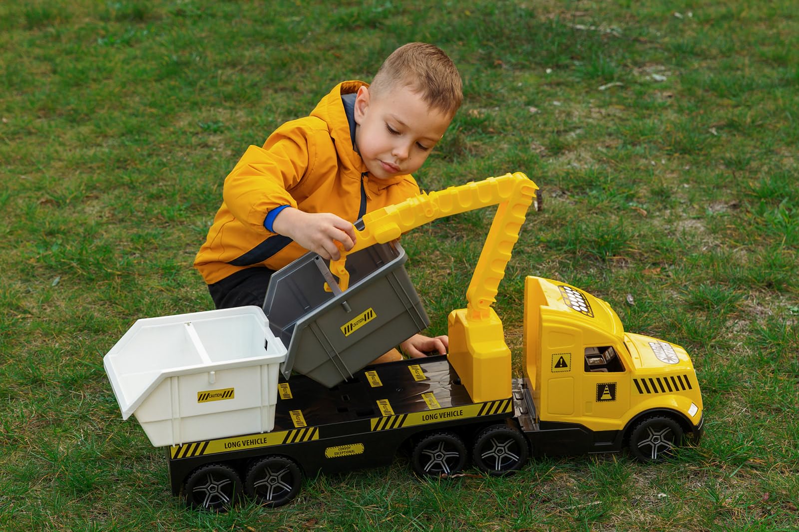 Wader 36471 - Magic Truck Tieflader mit Baucontainern, Kran, Absperrgittern und leuchtenden Scheinwerfern, Größe ca. 79 cm, für Kinder ab 3 Jahren, Geschenk für kreatives Spielen