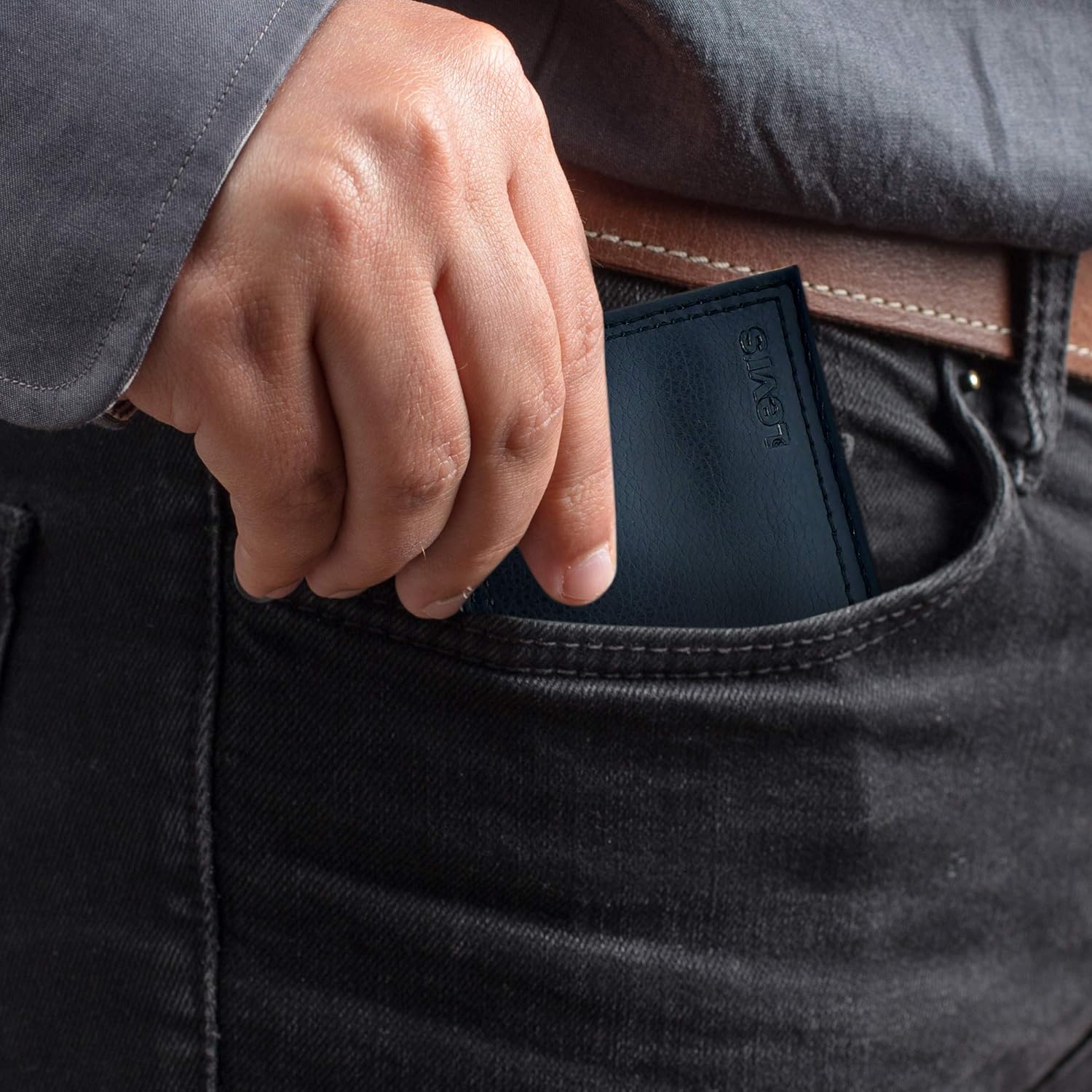 Levi's Men's RFID Traveler Wallet One Size Black Leather