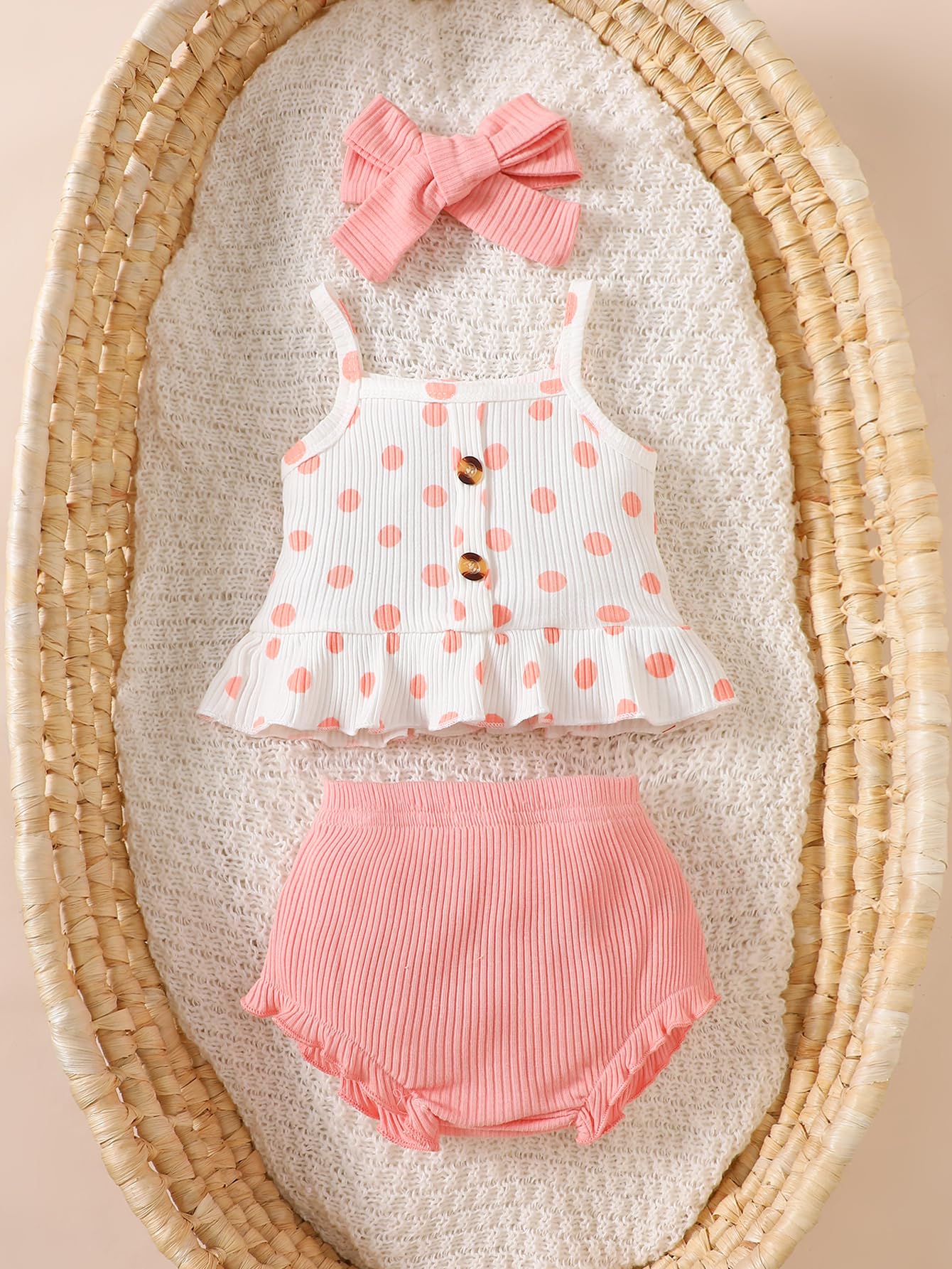 Conjunto de 3 piezas de ropa de verano para bebé niña con lunares, camiseta con volantes, pantalones cortos y diadema — view 3