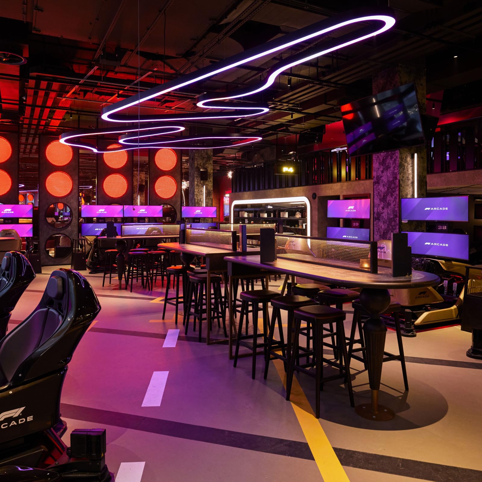 F1® Arcade Simulator Racing Experience con Prosecco e Piccole Piastre per una sessione di simulatore di due - 30 minuti per gareggiare l'uno contro l'altro in 3 gare - Londra o Birmingham