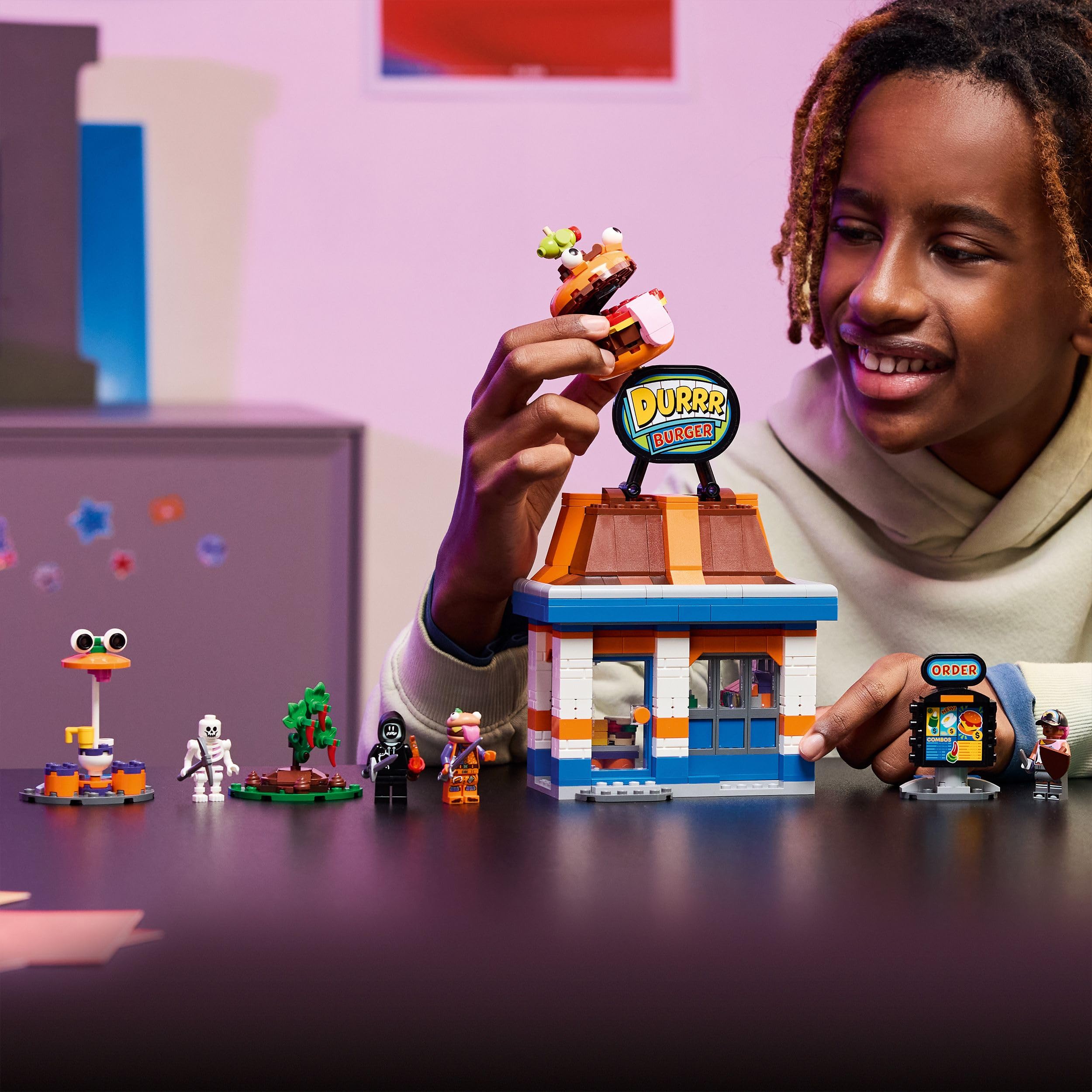 LEGO Fortnite Le Restaurant Durrr Burger - Jeu Créatif avec Minifigurines de Terreur des Plages, Boss Burger & Gouash - Cadeau Collector sur Le Thème des Jeux Vidéo - Garçon ou Fille dès 10 Ans 77076