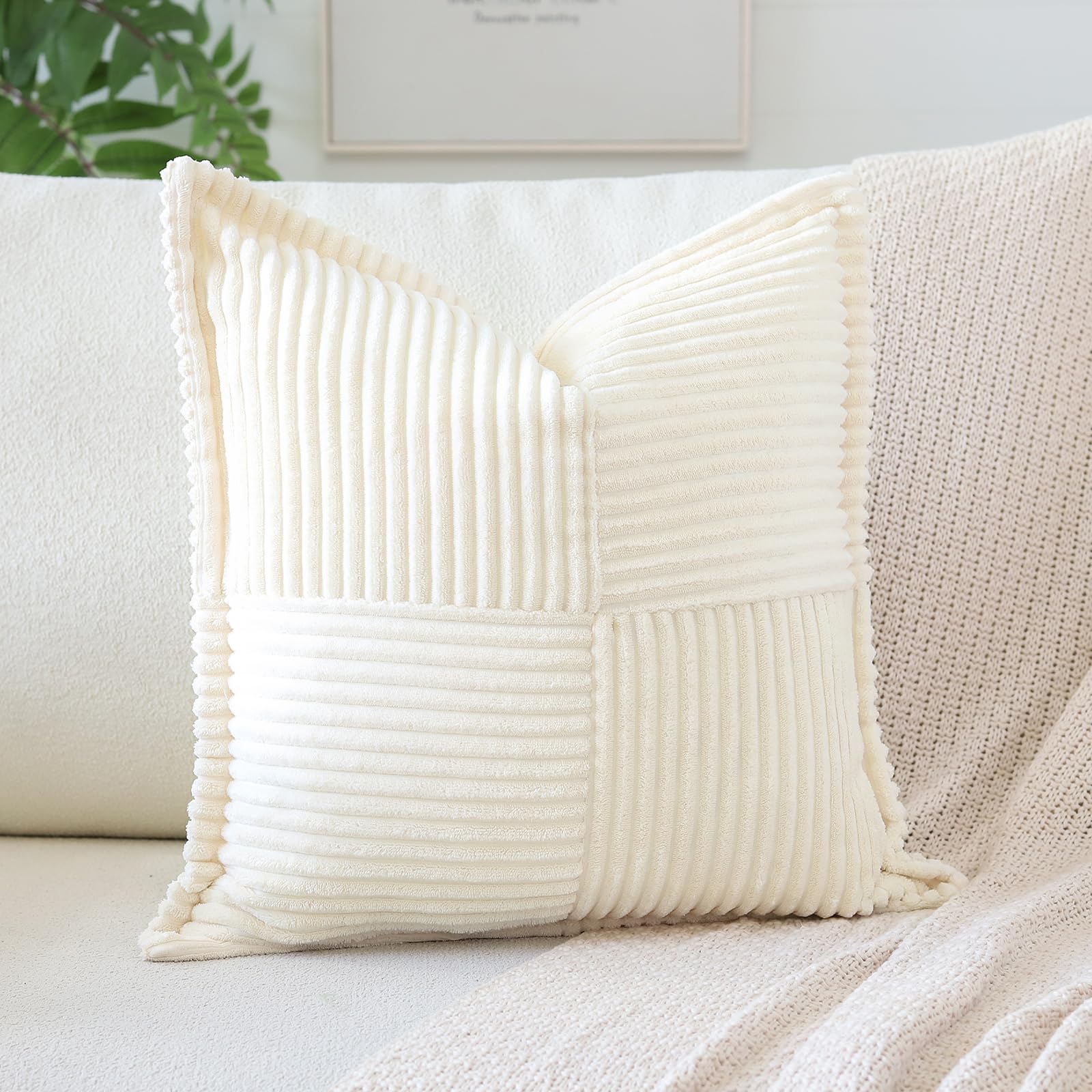 Housse de coussin bohème en velours beige crème pour un salon cocooning