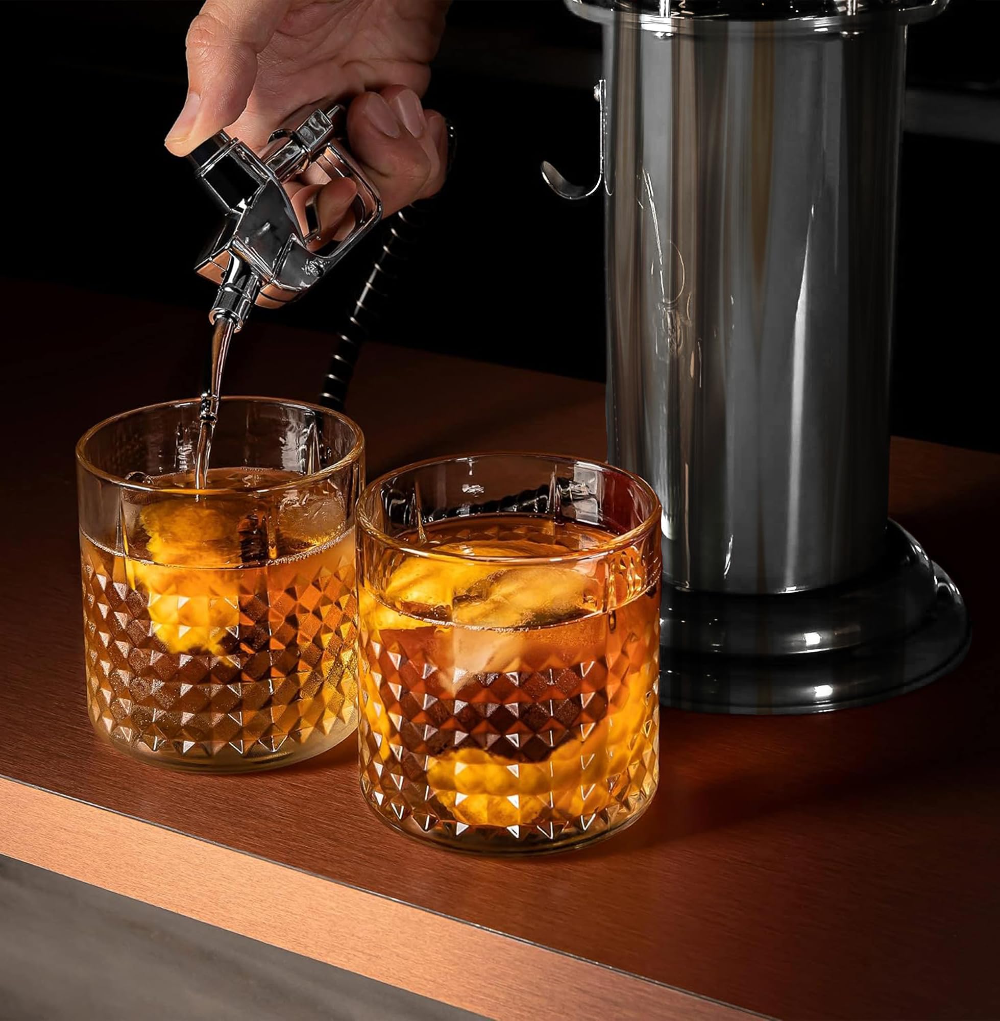 Dispensador de licor para bar en el hogar | Decantador de licor de plástico cromado estilo vintage de 30 onzas líquidas para decoración de cuevas de hombre, dispensador de bebidas para whisky 4