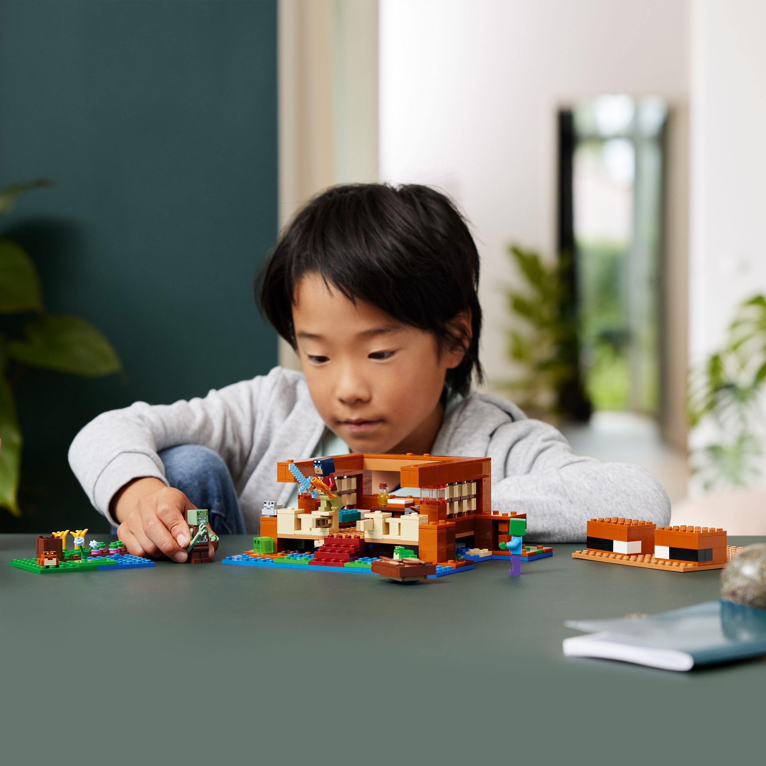 LEGO Minecraft La Casa-Rana de Juguete - Juego con Barco, Figuras de Animales y Criaturas - Accesorios Inc. Mesa de Trabajo y Horno - Regalo Gamer para Niños y Niñas de 8+ Años 21256