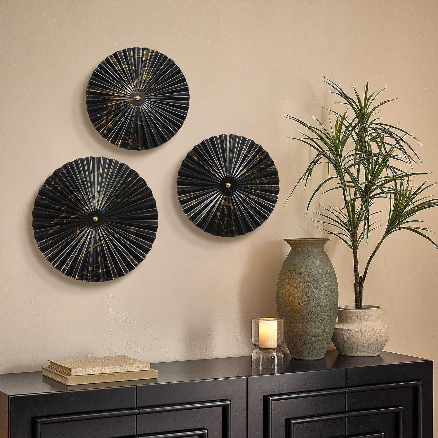 Decoração de parede preta e dourada