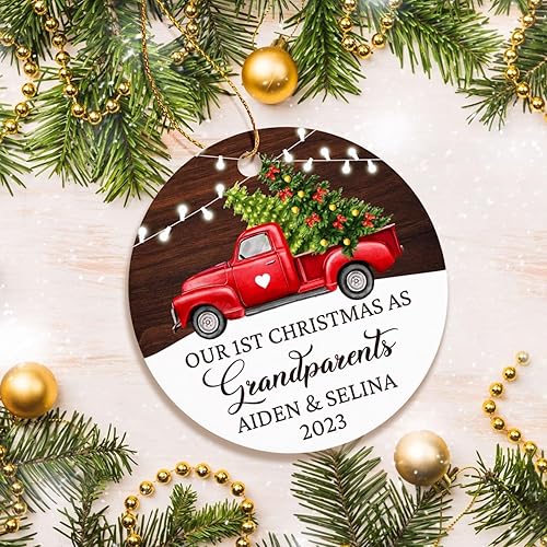 Miniatura 2 de Decoración de adorno personalizable con texto en inglés Our 1st Christmas As Grandparents 2023, recuerdo de árbol de Navidad con camión rojo para