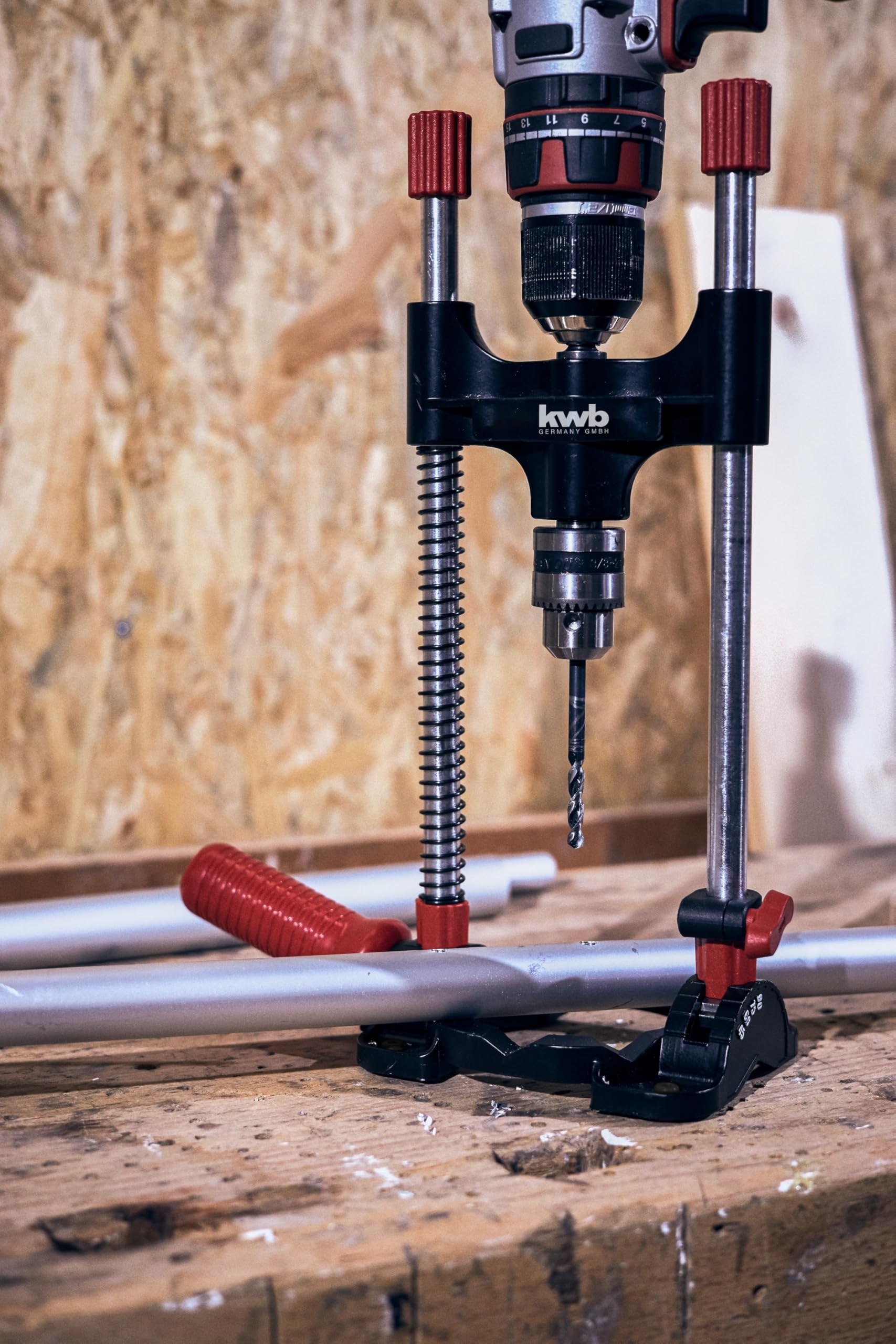 kwb Mobiler Bohrständer mit Bohrfutter, für präzises Bohren, Einstellbare Winkelarretierung, für Flächen und runde Werkstücke, Manuell, Standard, Grau