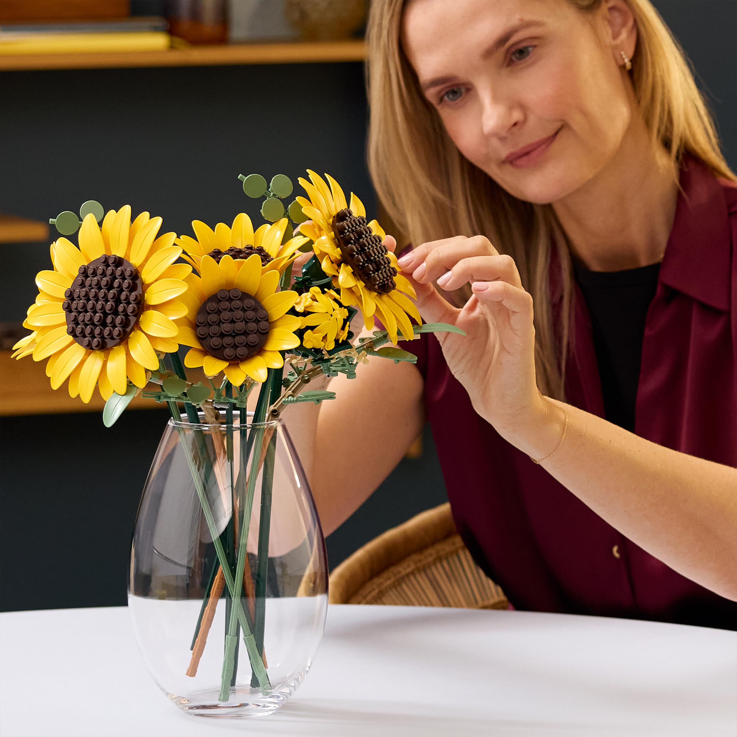 LEGO Botanicals Bouquet di Girasoli - Set di Fiori Artificiali per Adulti - Girasoli Finti e Steli di Eucalipto per Decorare il Soggiorno o la Camera da Letto - Idea Regalo Fai da Te per Donne - 11502