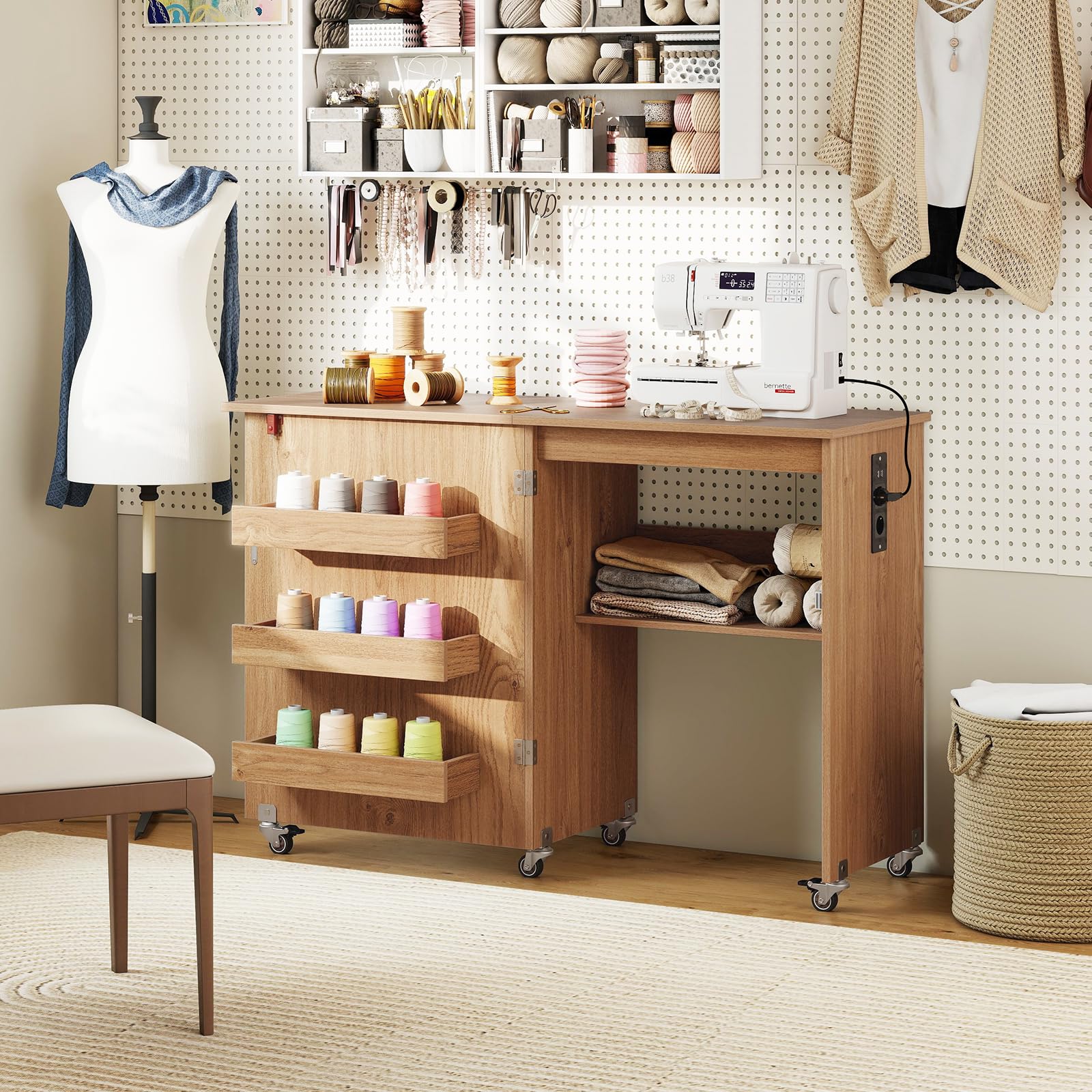 FANTASK Table à Coudre Pliable 2 en 1 avec Station de Charge, étagères et Roues verrouillables, Table de Couture en Bois, Station de Bricolage Polyvalente pour Salon, Chambre à Coucher (Naturel)