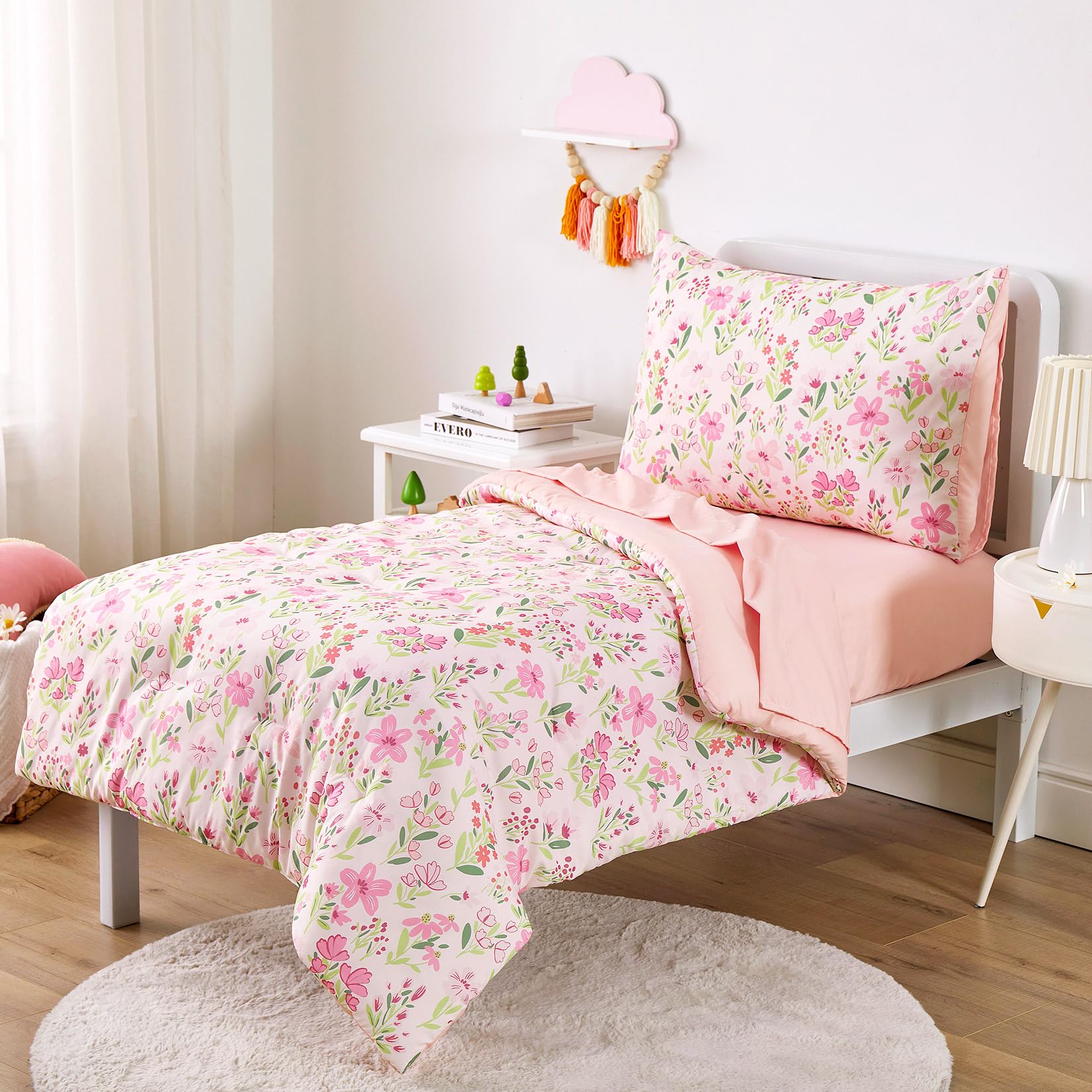 Wake In Cloud - Juego de ropa de cama floral para niñas, bonitas flores botánicas coloridas, juego de cama suave de 4 piezas para cuna que incluye edredón, sábanas y funda de almohada, rosa claro