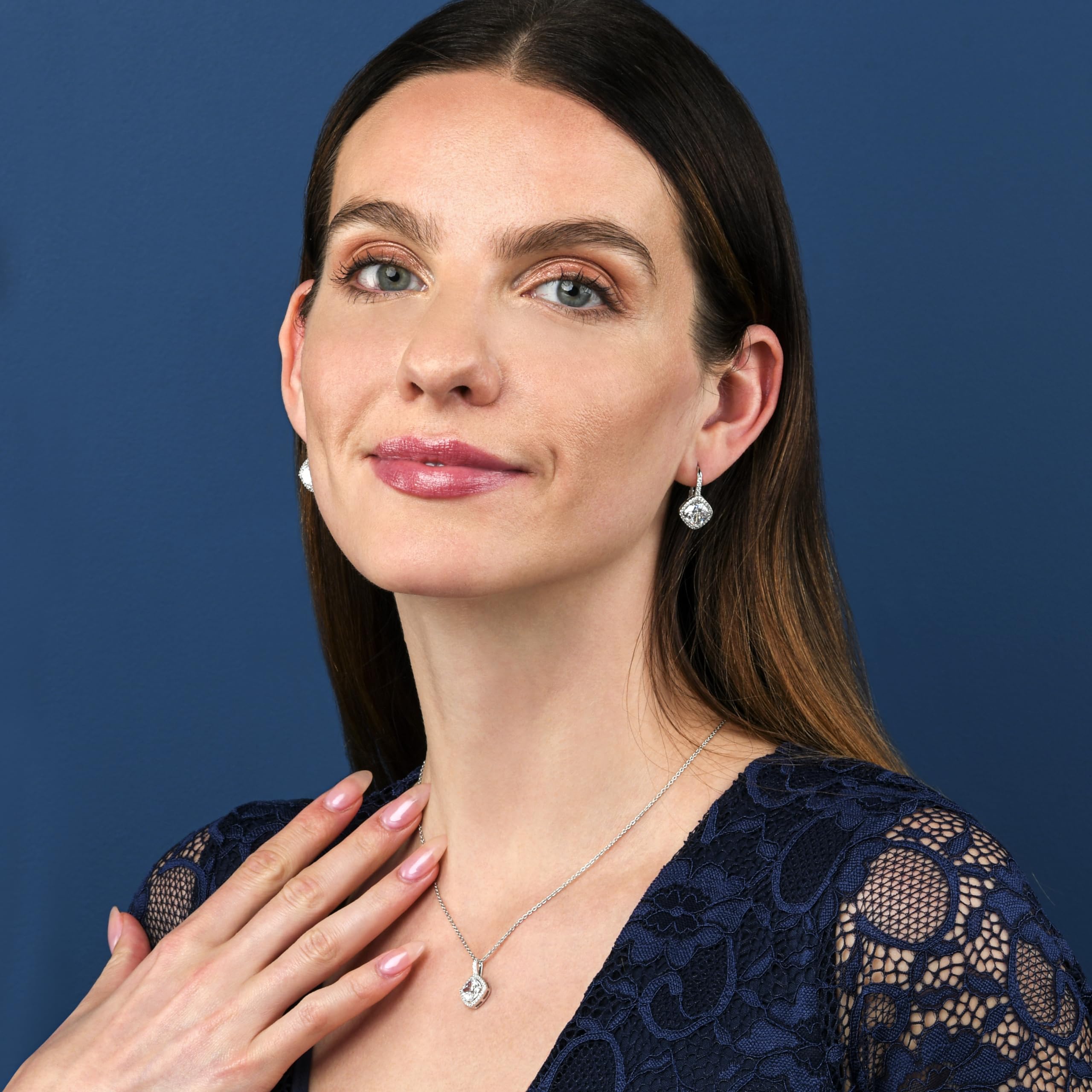 Diamond Treats 925 Sterling Silber Ohrringe für Damen und Mädchen, Cushion Cut hängende Ohrringe für Frauen mit grünen, blauen oder roten Zirkonia-Steinen, Klappbrisuren-Ohrringe aus 925 Silber