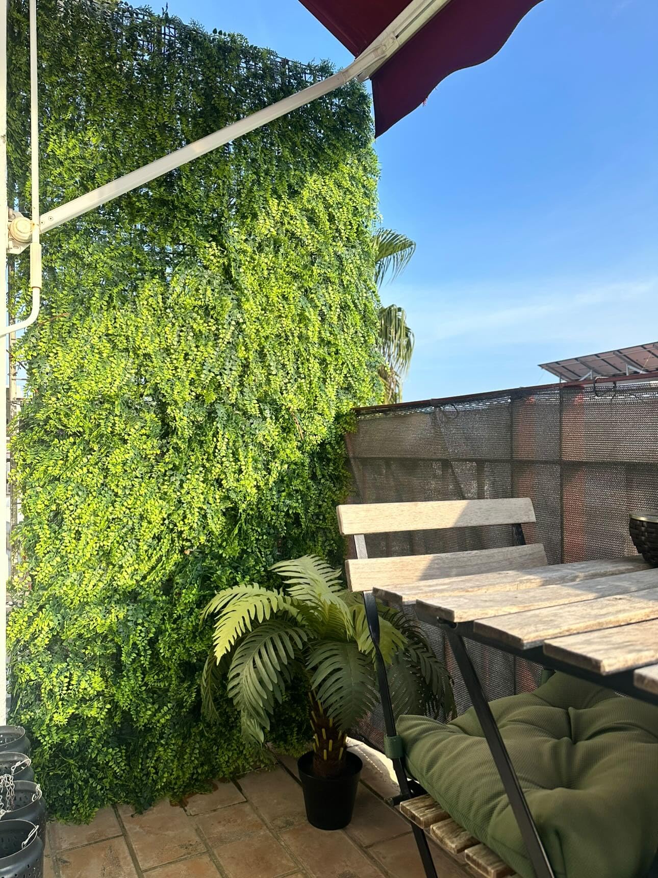 Jardín Vertical Artificial Exterior e Interior | Muro Vegetal Artificial Pack de 4 Paneles 50x50 cm (1m²) | Protección UV | Diseño Moderno | Hiedra Tropical | Planta Decorativa Pared