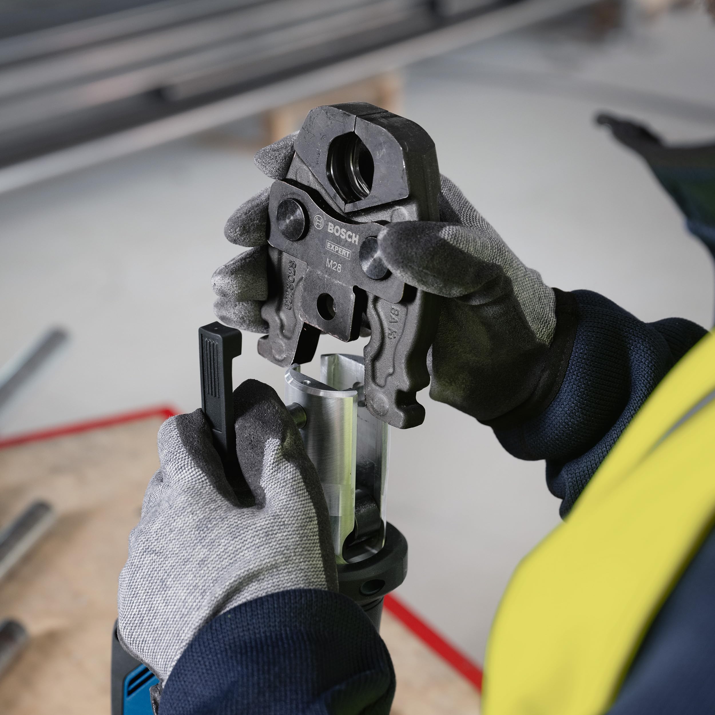Bosch Professional 18V System sertisseuse sans fil GPT 18V-19 (puissance 19 kN, tête rotative à 360°, avec mâchoires de presse compactes TH16, TH20, TH26, L-BOXX)