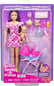 Barbie Bebek Bakıcısı Skipper oyun seti, kahverengi saçlı yetişkin ve sarı saçlı küçük bebek, bebek arabası, çıkarılabilir araba koltuğu ve 7 aksesuar, JJB42