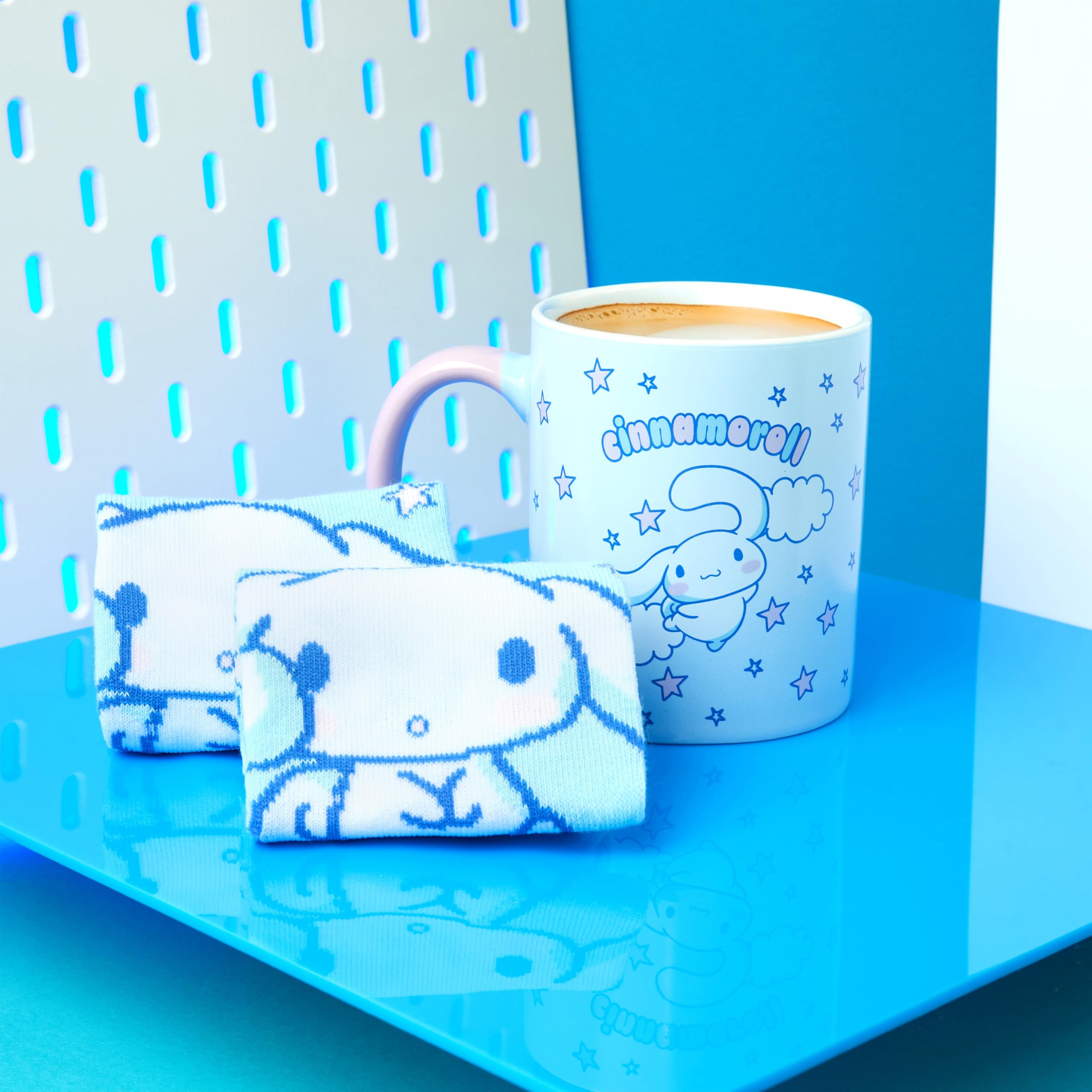 Get Trend Hello Kitty Cinnamoroll Tasse und Socken Damen Teens, 340ml/11.5oz Keramik Kaffeebecher, Weich Kuschelsocken 36–41 Größe, Sanrio Geschenke für Frauen (Blau Cinnamoroll)