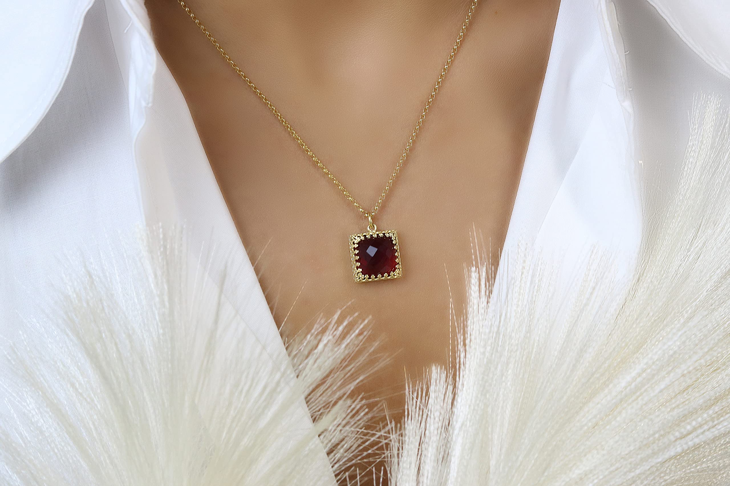 Radiosa Collana in Pietra Gemma di Granato - Elegante Rosso, Collana con Ciondolo di Taglio Quadrato - Bene Inciso Gennaio Pietra di Compleanno Collana per Donne - Chic Gioielli di Fascino alla Moda