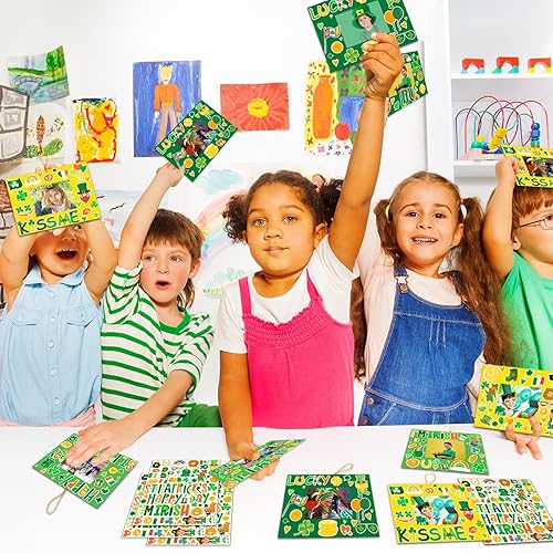 Miniatura 7 de Kepeel Paquete de 30 kits de manualidades del día de San Patricio para niños adornos de marco de fotos con 695 calcomanías regalo de fiesta del día