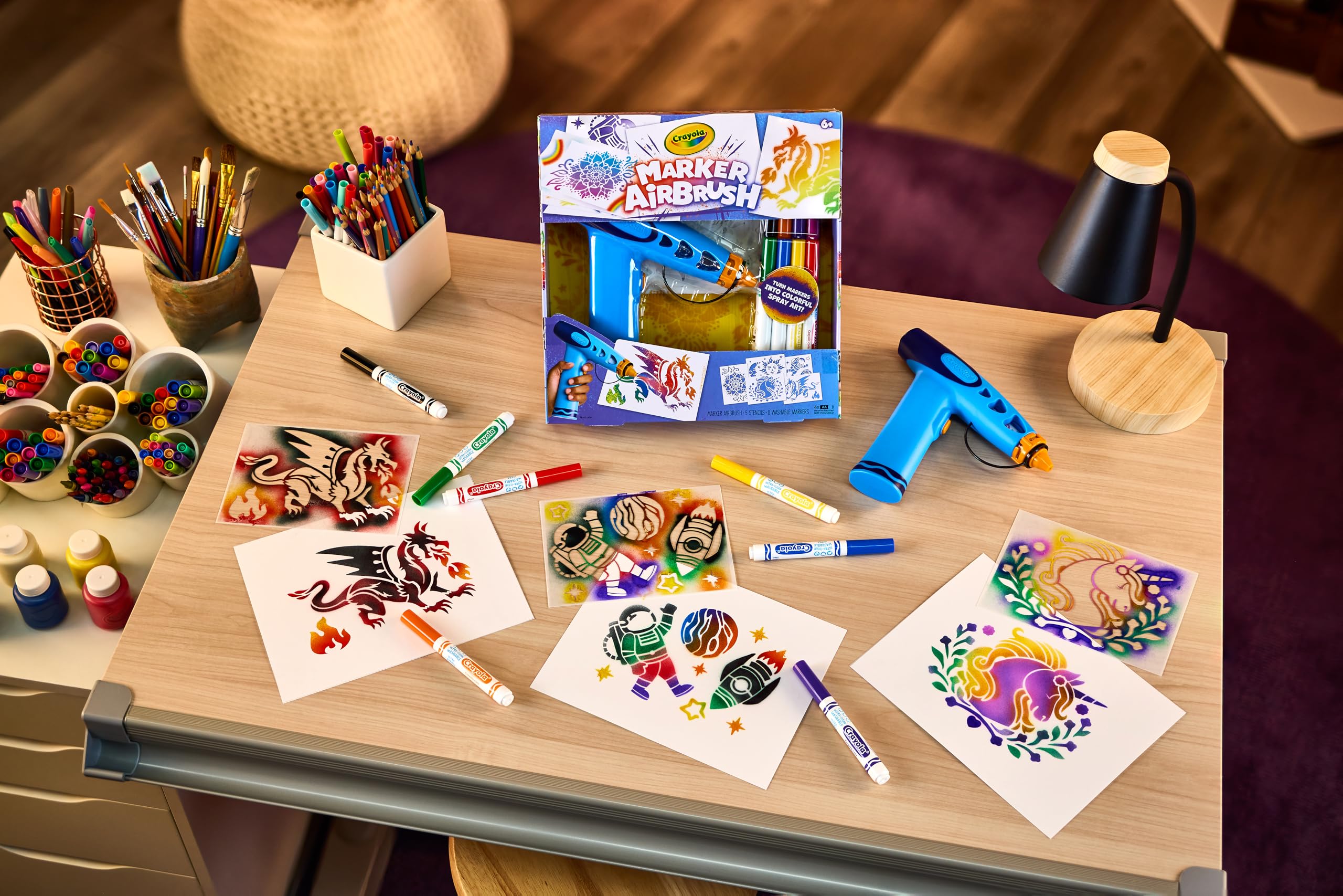 CRAYOLA Marker Airbrush – Aerógrafo Creativo para niños con 8 rotuladores Lavables y 5 Plantillas – Juguete Educativo para Actividades artísticas, a Partir de 6 años, 74-7696