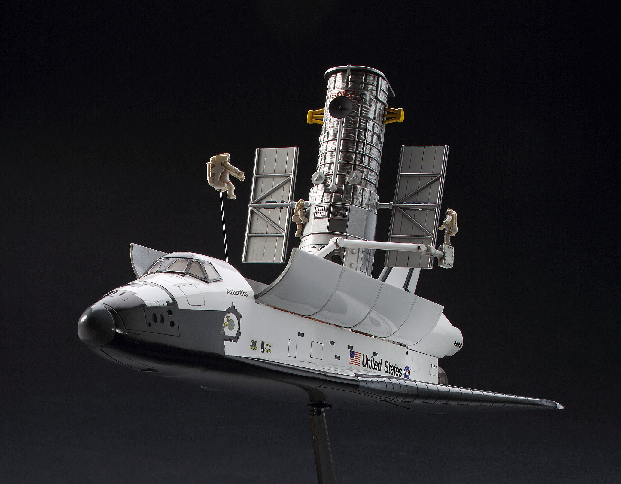 Hasegawa HLT10821 Hubble Space Telescope And Shuttle Orbiter con astronauti Model Kit, Scala 1: 200