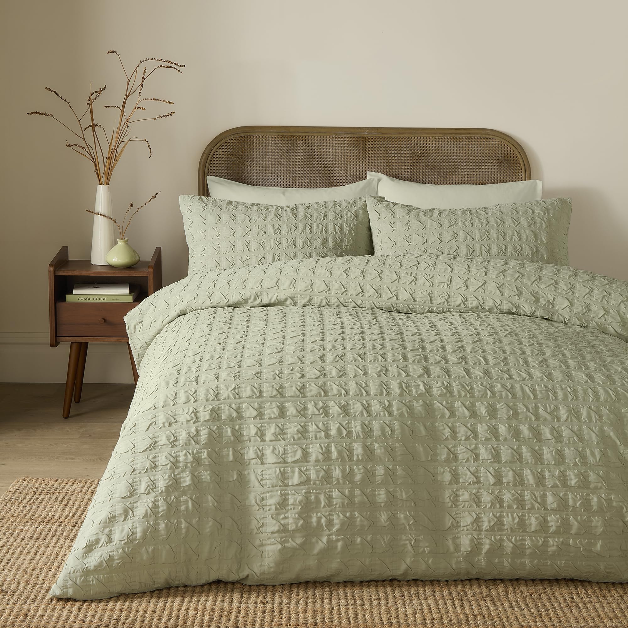 Serene Embossed Grid Green Duvet Cover Set King – Geometric Minimalist Bedding – Embossed Recycled Polyester – Includes 1 Duvet Cover (220 x 230cm) & 2 Pillowcases – Green Geometric Bedroom Set