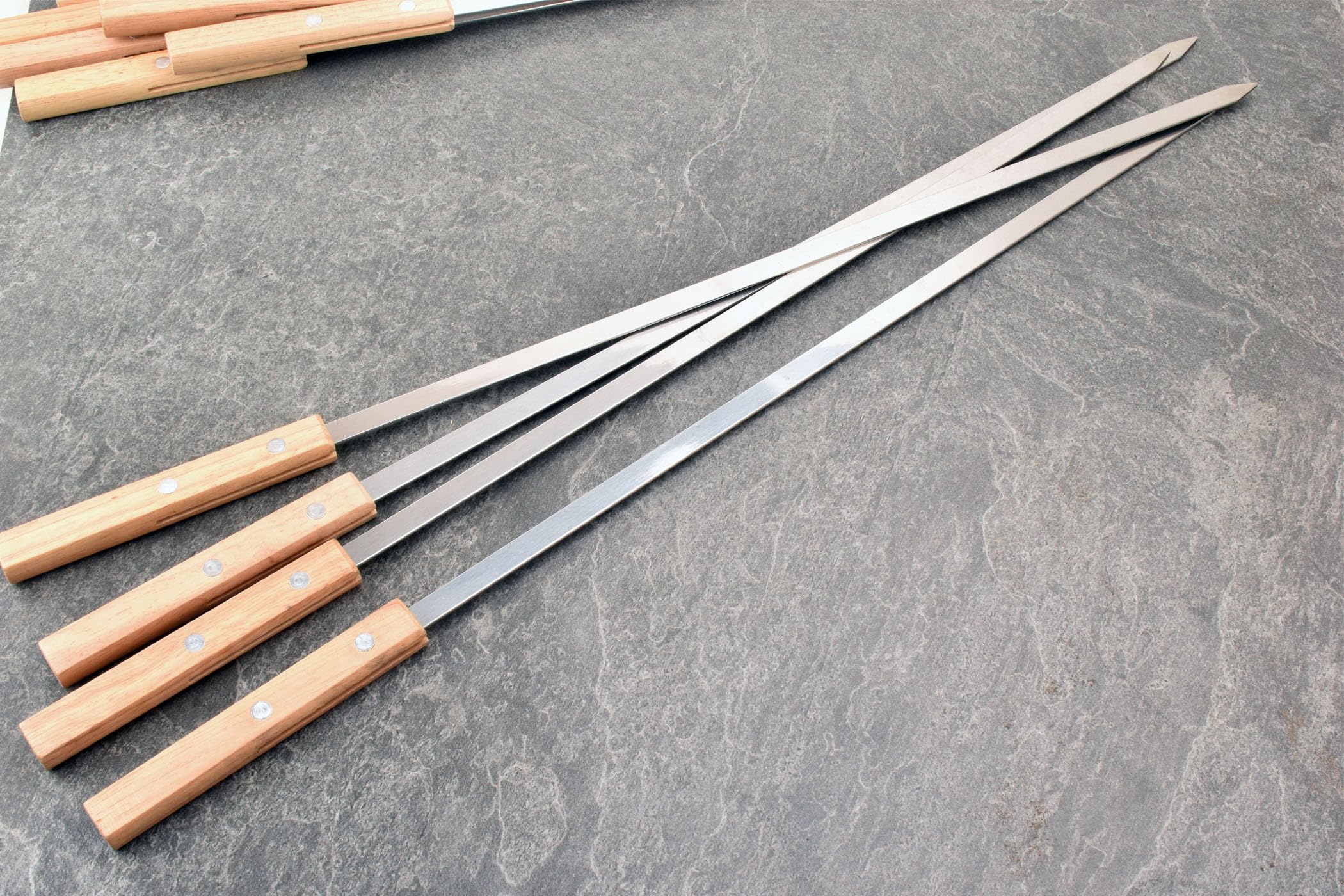 Spiedini per barbecue in metallo da 55,9 cm, in acciaio inox pesante, lama larga 3/8 pollici con manico in legno duro, spiedini lunghi piatti per barbecue per grigliare carne, pollo,