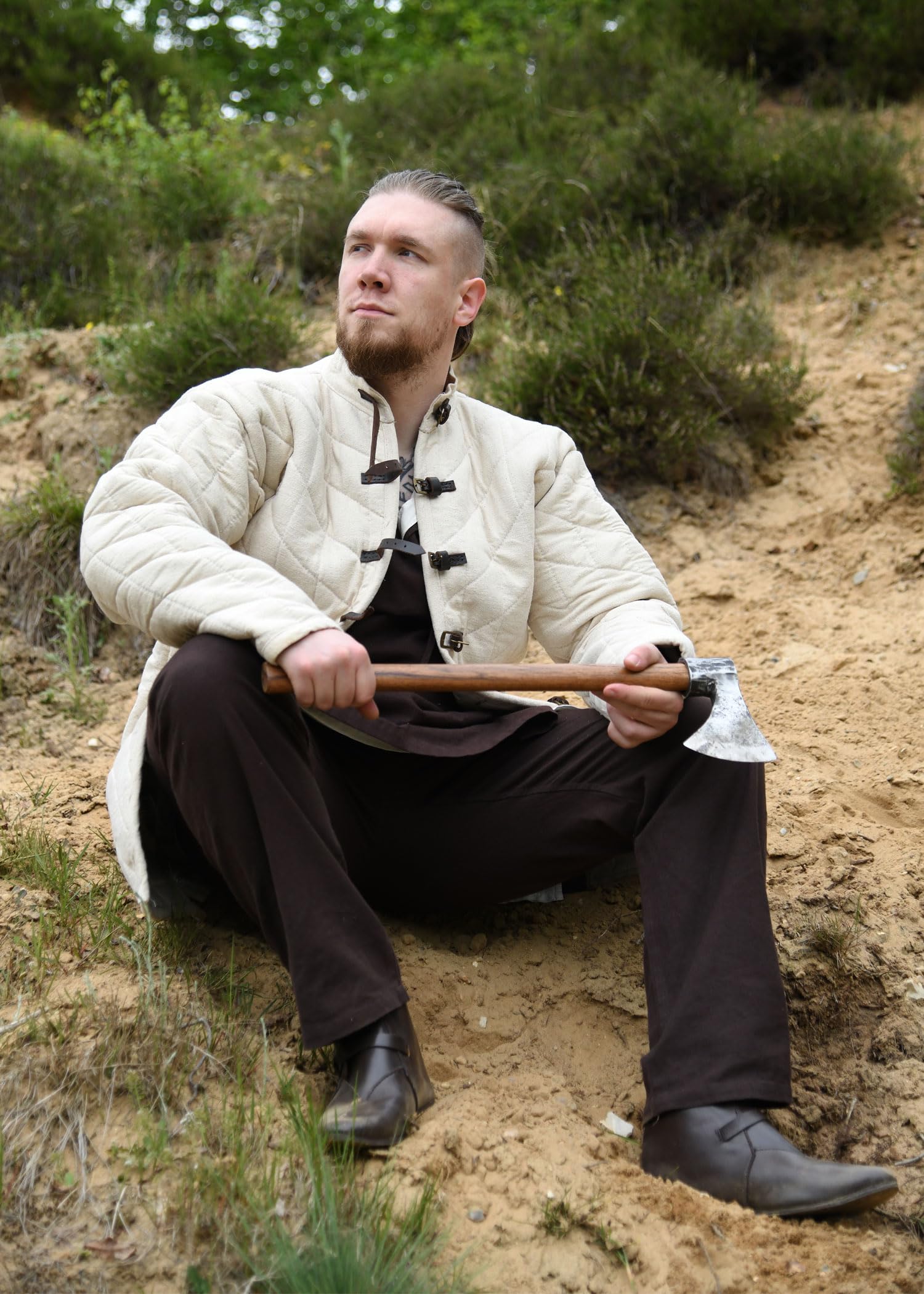 Ulfberth Starker Gambeson mit Lederriemen und Schnallen, Schwarz aus Segeltuch mit Füllung aus Wolle für Mittelalter Schaukampf LARP Wikinger - Lang