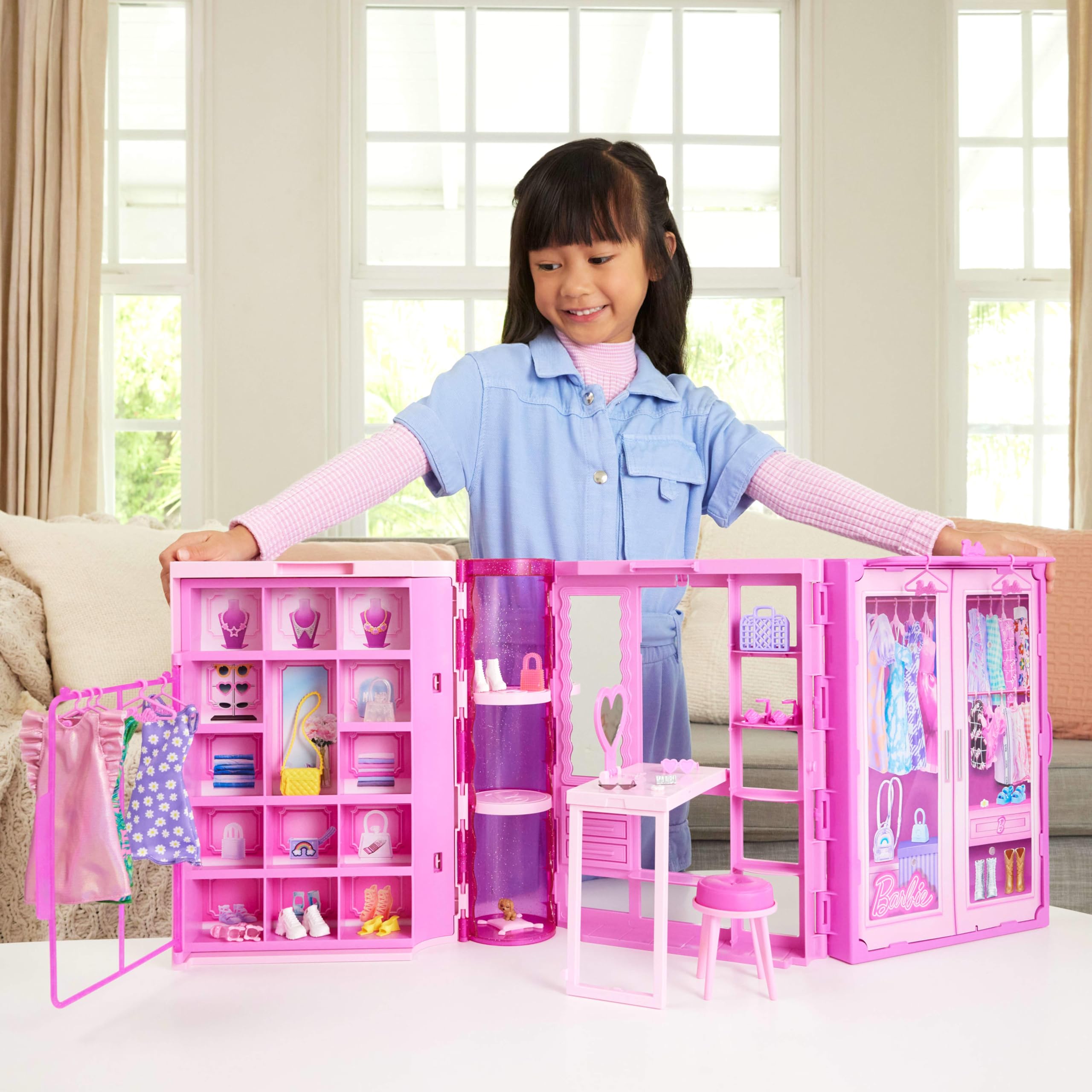 Barbie - Armadio dei Sogni, playset con bambola bionda alla moda, armadio largo 90+ cm con 25 vestiti e accessori, 3 look completi inclusi, giocattolo per bambini, 3+ anni, HXD58