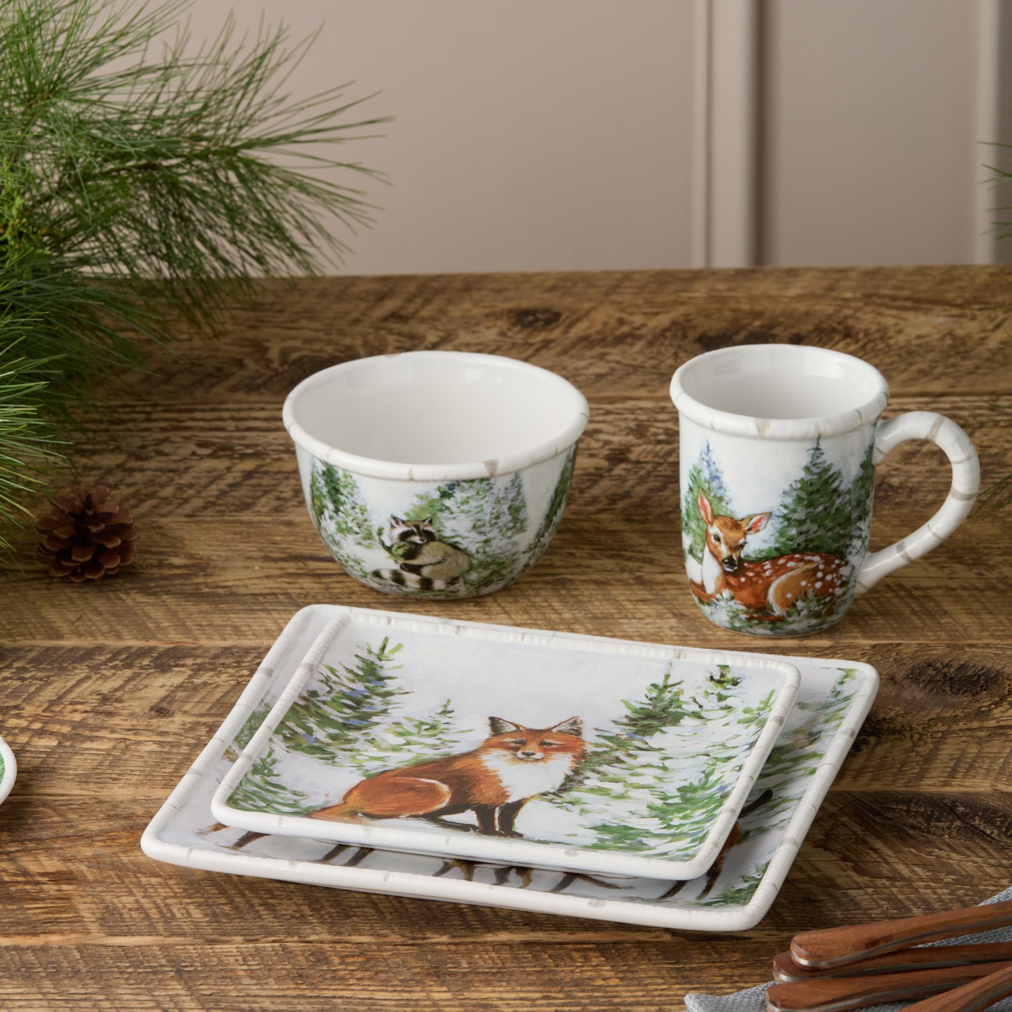 Set di stoviglie da 16 pezzi Winter Cabin, SERVIZIO per 4 - Quattro posti completi vivi di pini spolverati di neve, un"accogliente capanna di tronchi, e le affascinanti creature boschive di un inverno