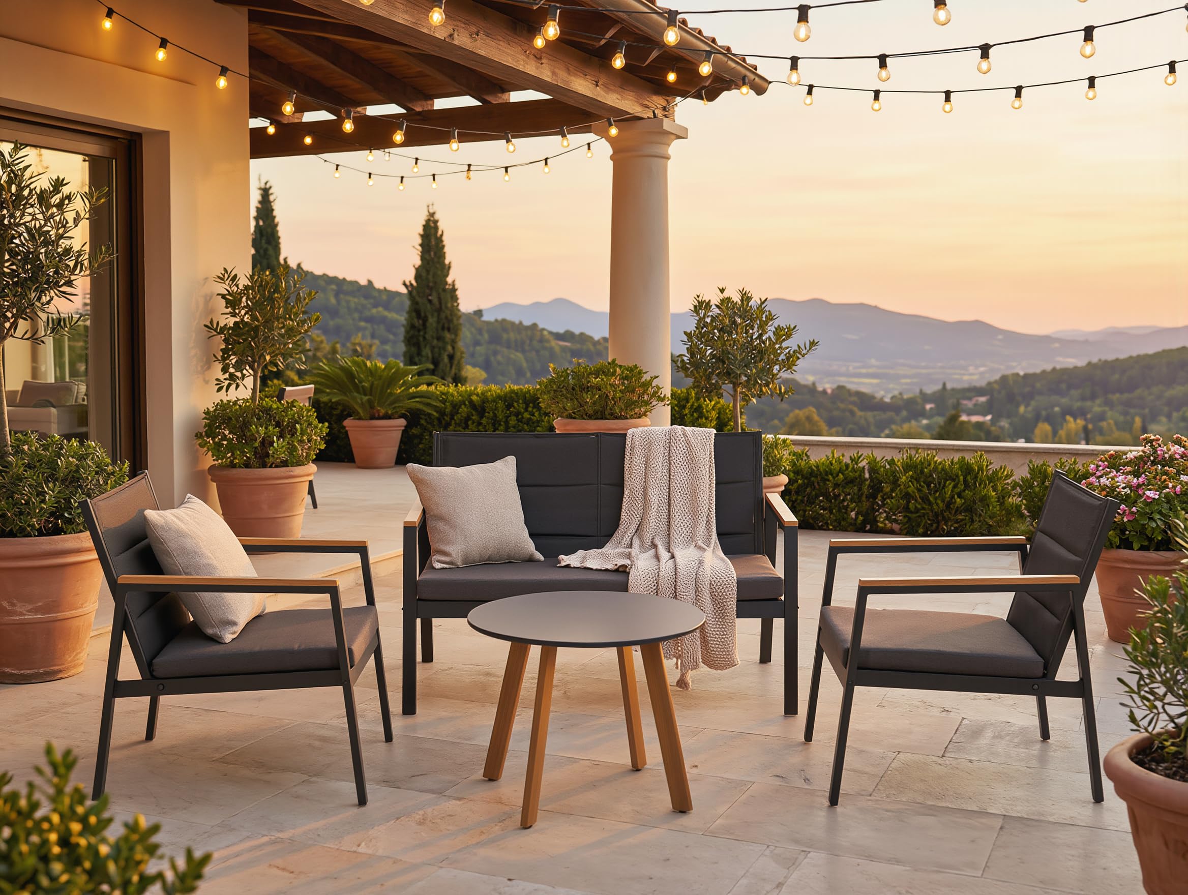 Salotto da Giardino 4 Pezzi KYOTO – Divano 2 Posti + 2 Poltrone + Tavolino Rotondo 60 cm con Cuscini Grigio Antracite – Struttura Alluminio Nero Braccioli Legno Effetto Teak – Arredo Giardino