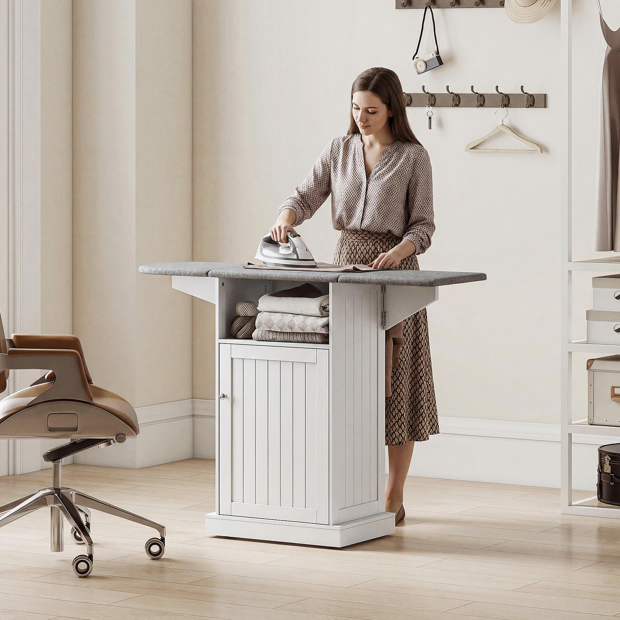 HOMCOM Mobile Asse da Stiro Salvaspazio Pieghevole con Ruote a Freno, Mobile da Stiro Multiuso con Vano Aperto, Ripiano Regolabile, per Lavanderia e Bagno, 121x37x89 cm, Bianco