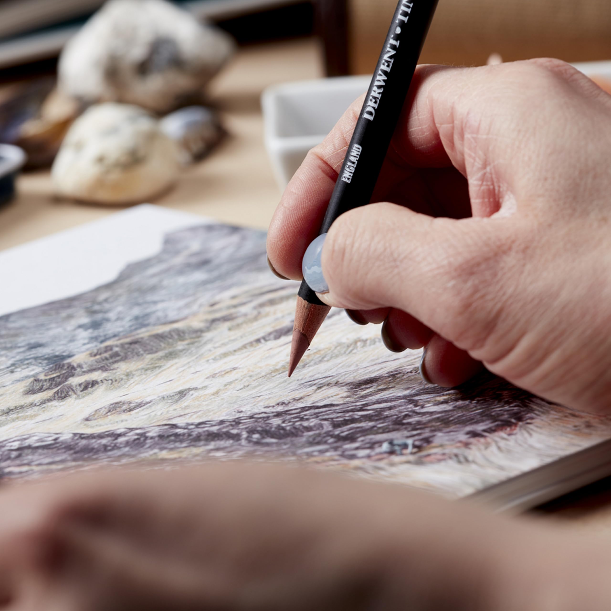 Derwent Tinted Charcoal Set di 24 Matite Colorate Acquerellabili a Carboncino per Disegnare e Scrivere, Ideali per le Sfumature, Qualità Professionale