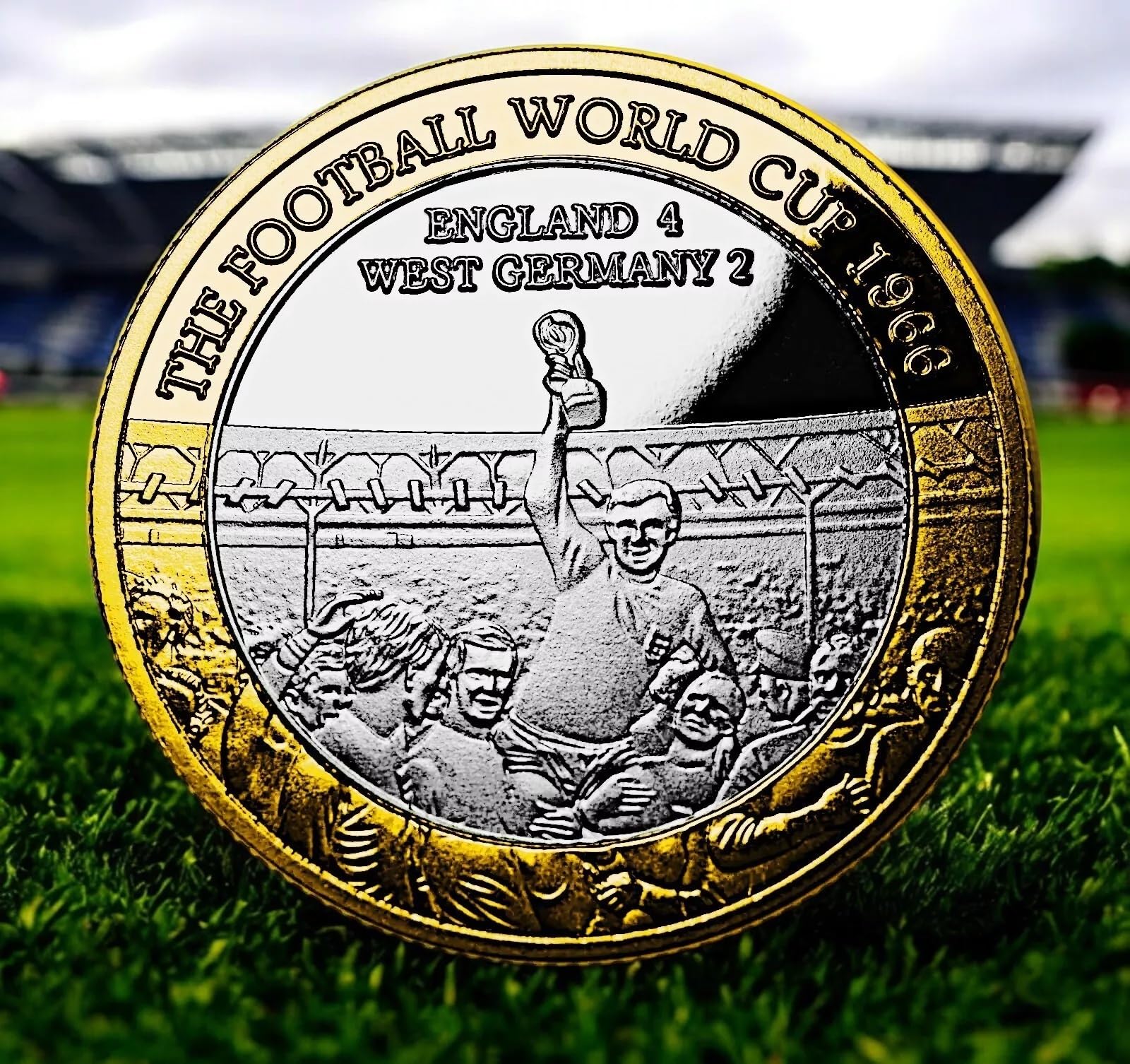 The Commemorative Coin Company Silver & Gold England Football World Cup Champions 1966 Dual Metal Silver & 24Ct Gold Commemorative. Bobby Moore