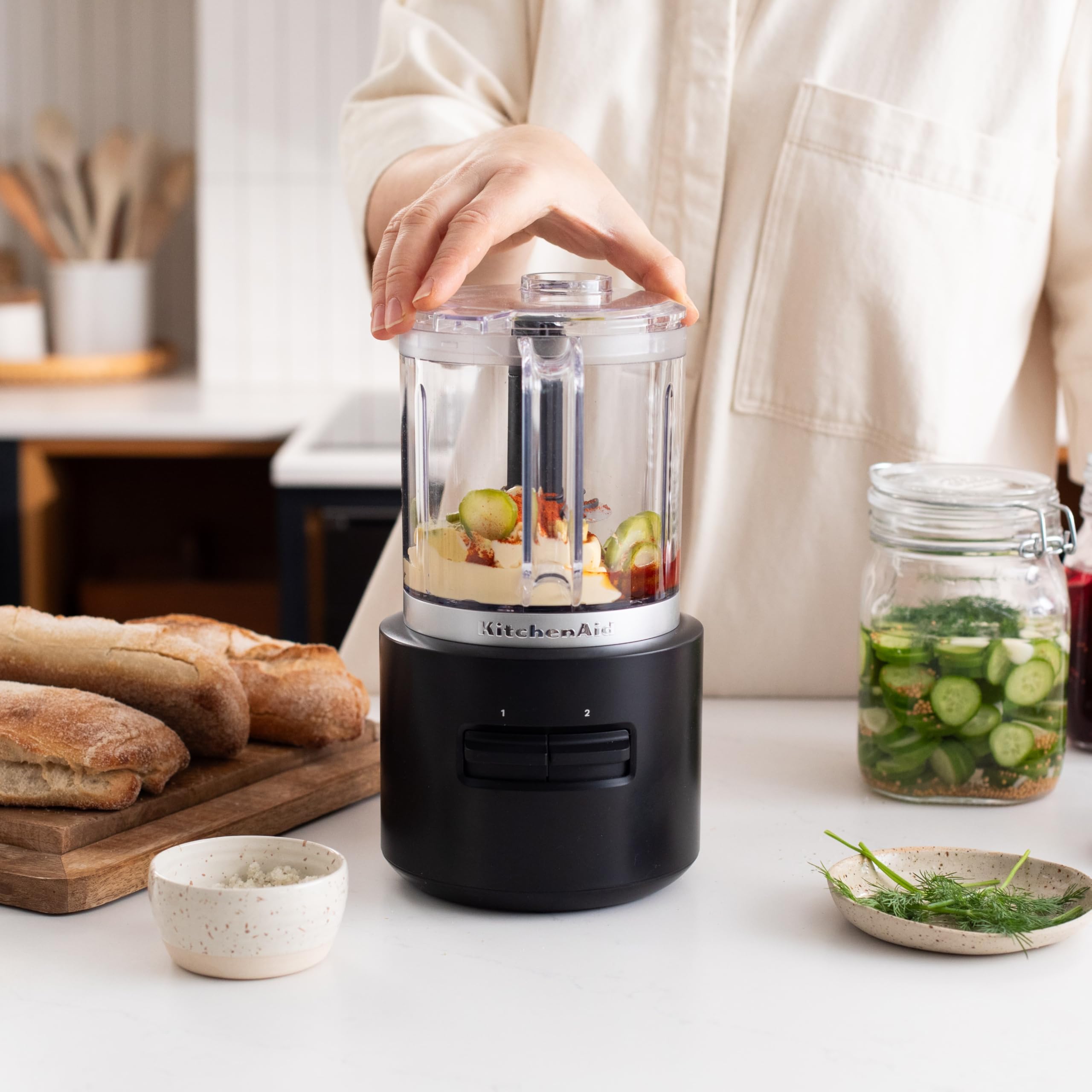 KitchenAid Kabelloser Zerkleinerer - Go Cordless - 1,18L - 2 Geschwindigkeiten und Pulse - Mit Edelstahlklinge und Schneebesen - 25 Minuten Nutzungsdauer pro Ladung - Schwarz - Mit Akku