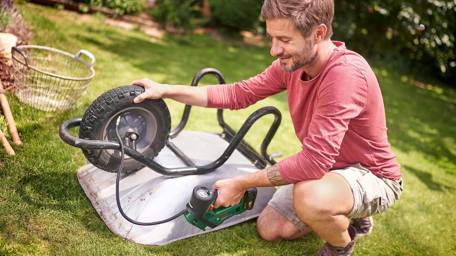 Mother and child inflating an inflatable ring with the Bosch UniversalPump 18V
