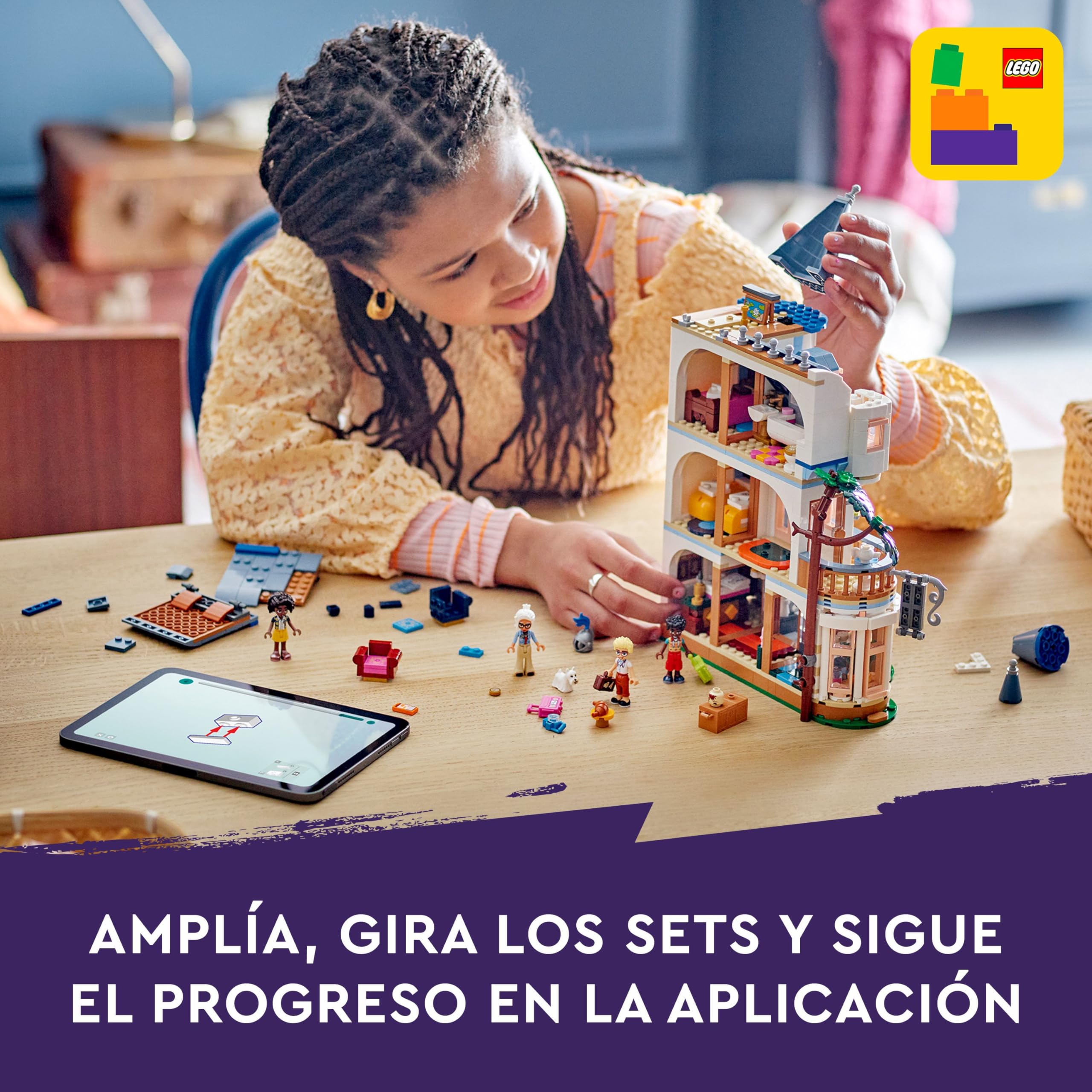 LEGO Friends Hostal del Castillo de Juguete, Juego con Hotel y 4 Mini Muñecos, Regalo para Niñas y Niños de 12 Años o Más, Figura de un Perro y Accesorios, Decoración para la Estantería 42638