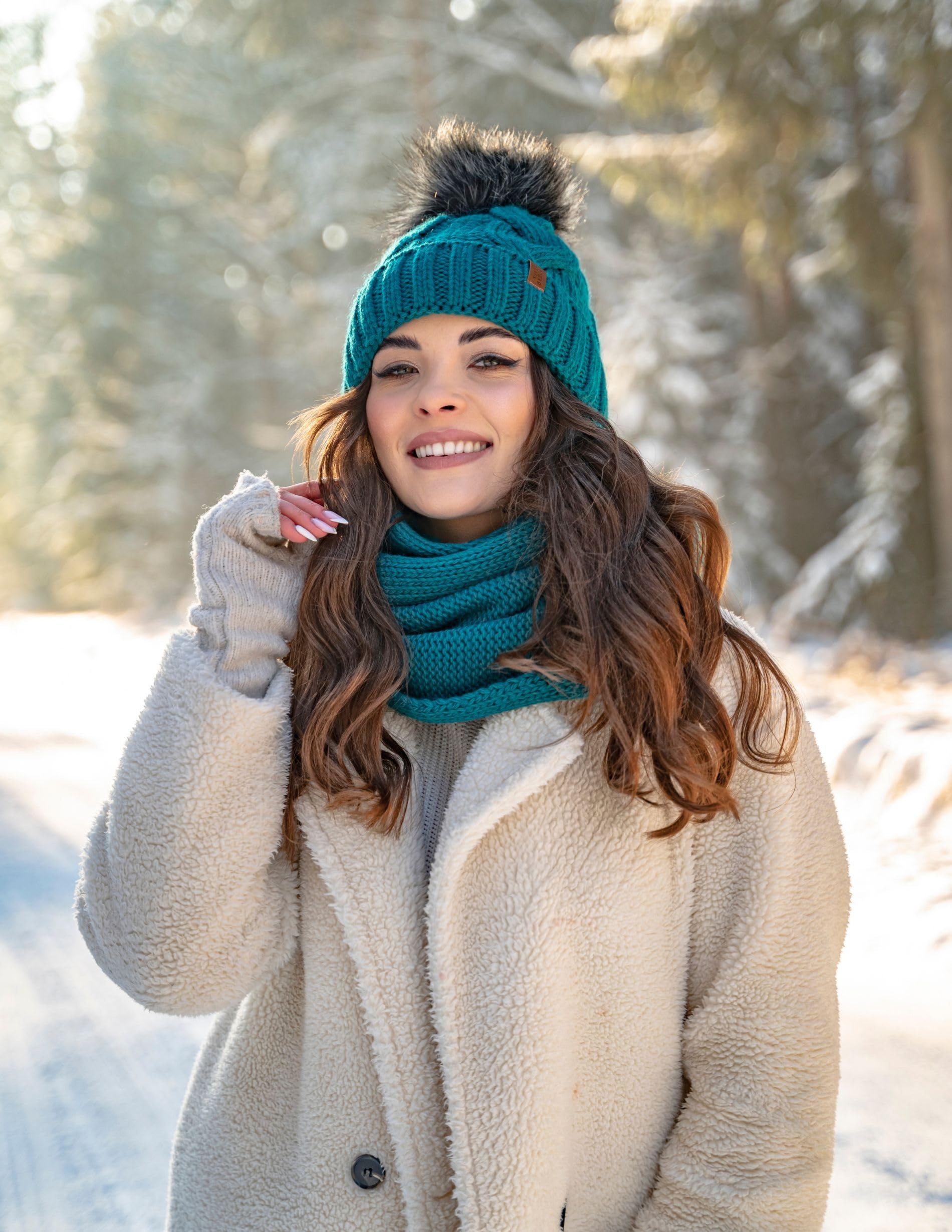 VIVISENCE Bonnet Femme d'hiver Automne en Tricot Doux Doublé Polaire avec Pompon en Fausse Fourrure Antistatique Chaud Et Ajustable Parfait pour Les Jours Froids 7014