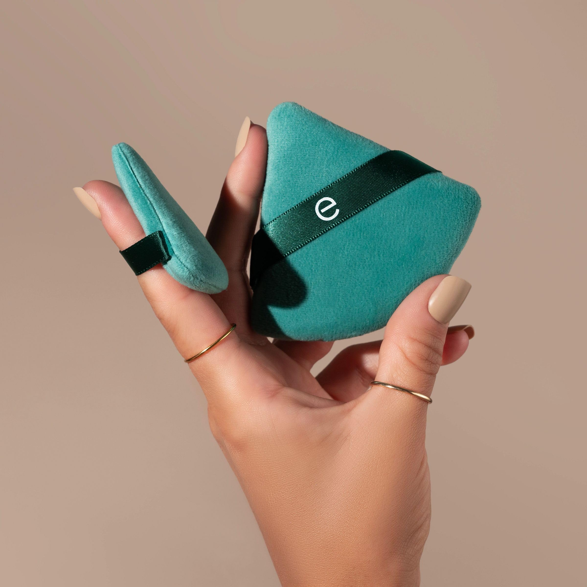 EcoTools Powder Puff Duo – Piumini grandi e piccoli per fissare, stendere e opacizzare, con fascia per dita per applicazione precisa, strumenti trucco vegani, cruelty-free, sostenibili, 2 pezzi