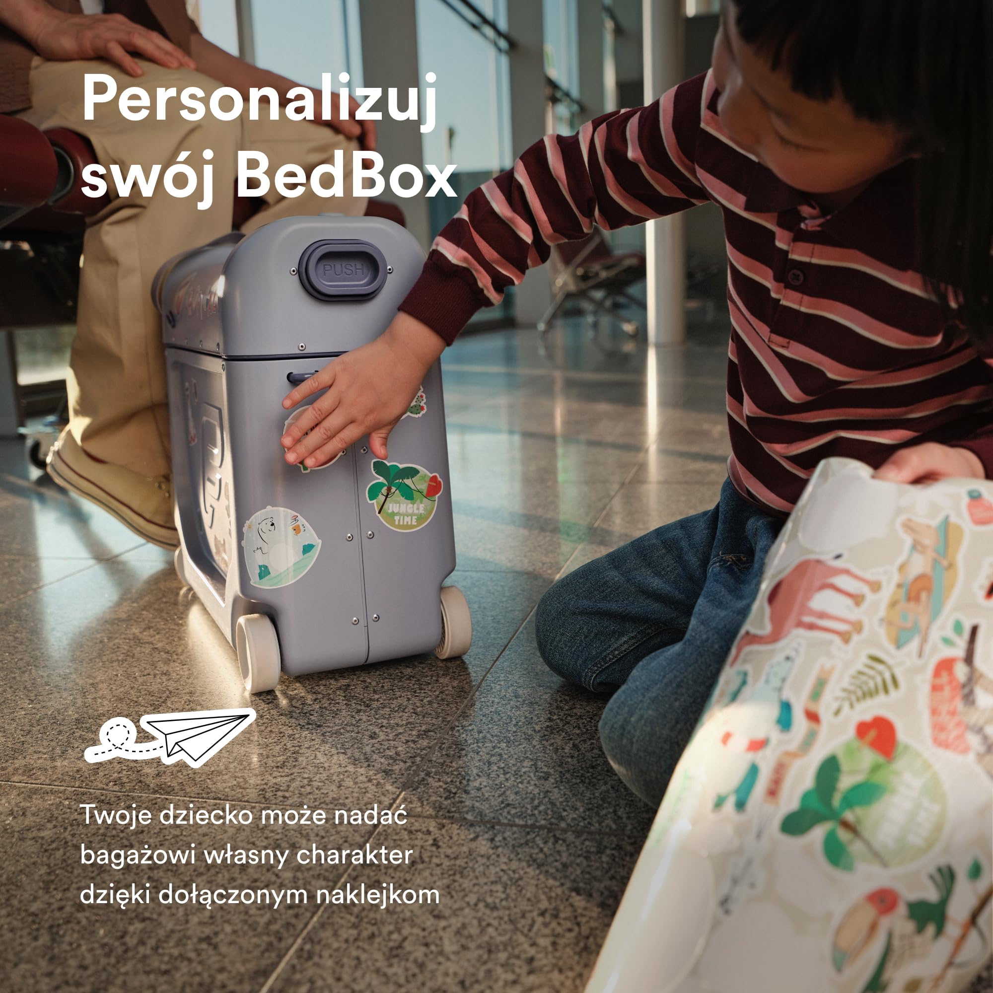 Stokke JetKids BedBox, Arctic Blue - Walizka jeżdżąca dla dzieci w wieku 2-7 Lat (do 35 kg) - Zamienia się w łóżko - Zawiera materac, naklejki dekoracyjne i regulowany pasek do przenoszenia
