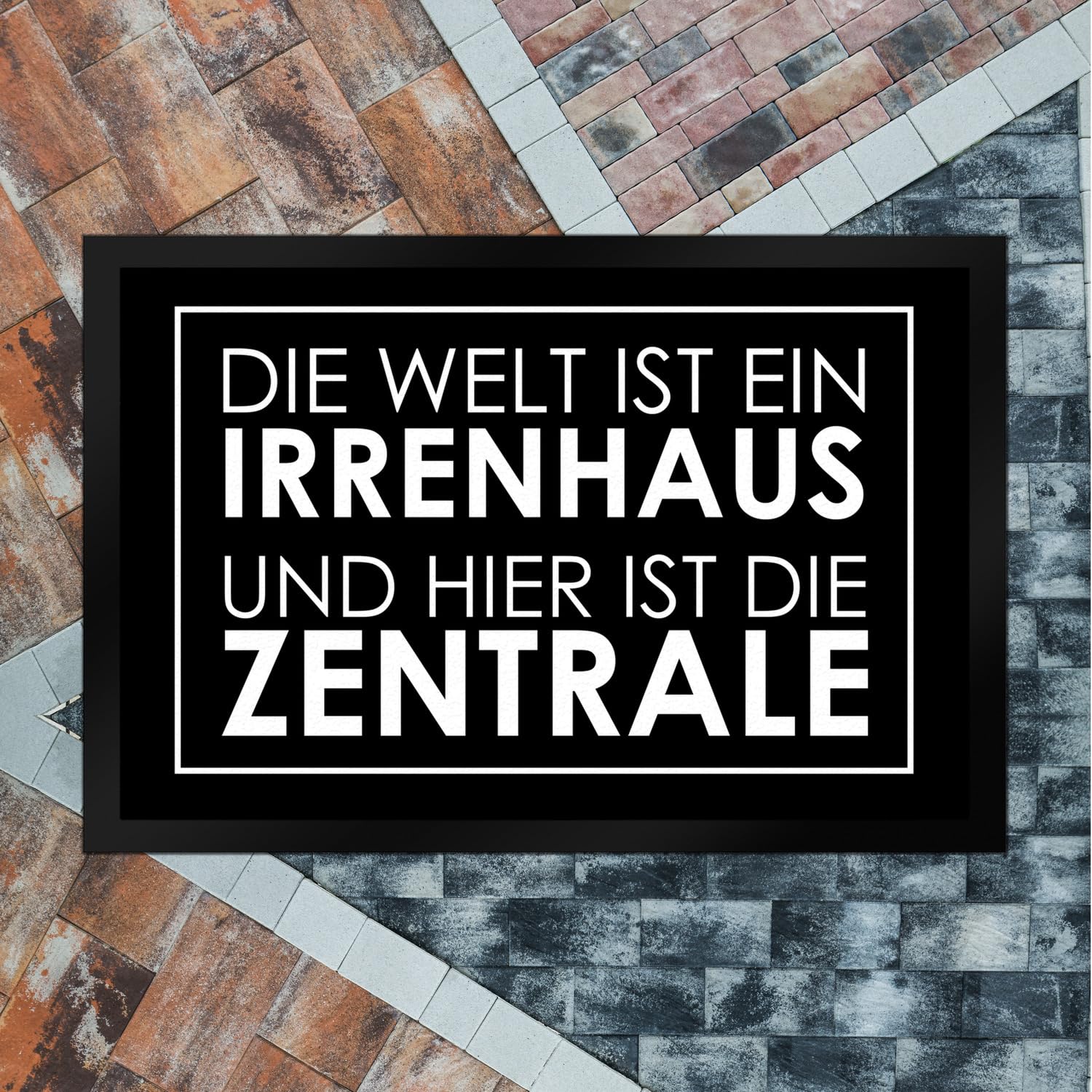 speecheese Fußmatte XXL in 50x75 cm - Die Welt ist EIN Irrenhaus und Hier ist die Zentrale in Schwarz mit frechem Spruch als Geschenk für chaotische Familien Studenten Wohnungen oder einfach