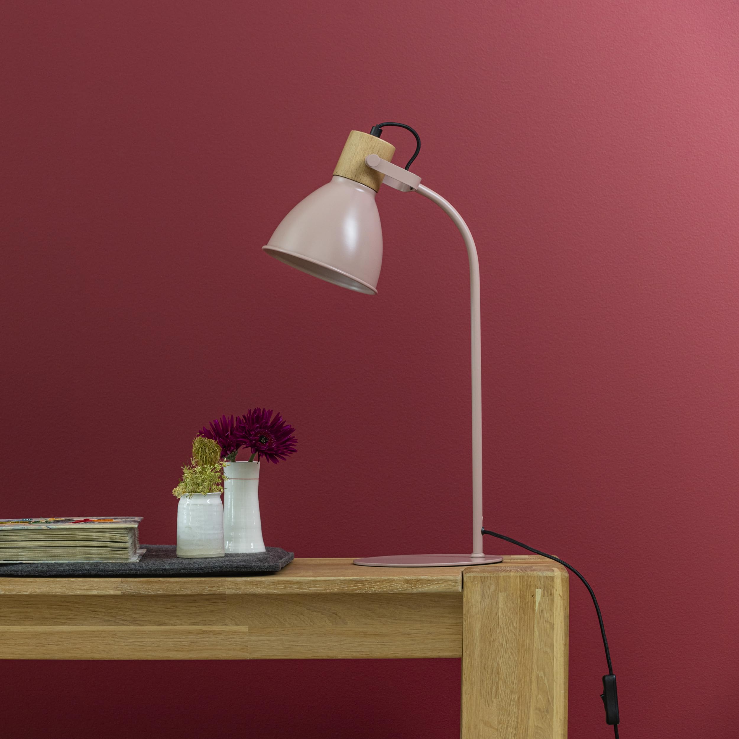 Lightbox skandinavische Schreibtischlampe - 52 cm Höhe - Tischleuchte mit Schalter & schwenkbarem Kopf - E27, max. 40 W - Metall/Holz aus Kautschukbaum - in Hellpink/Hellbraun