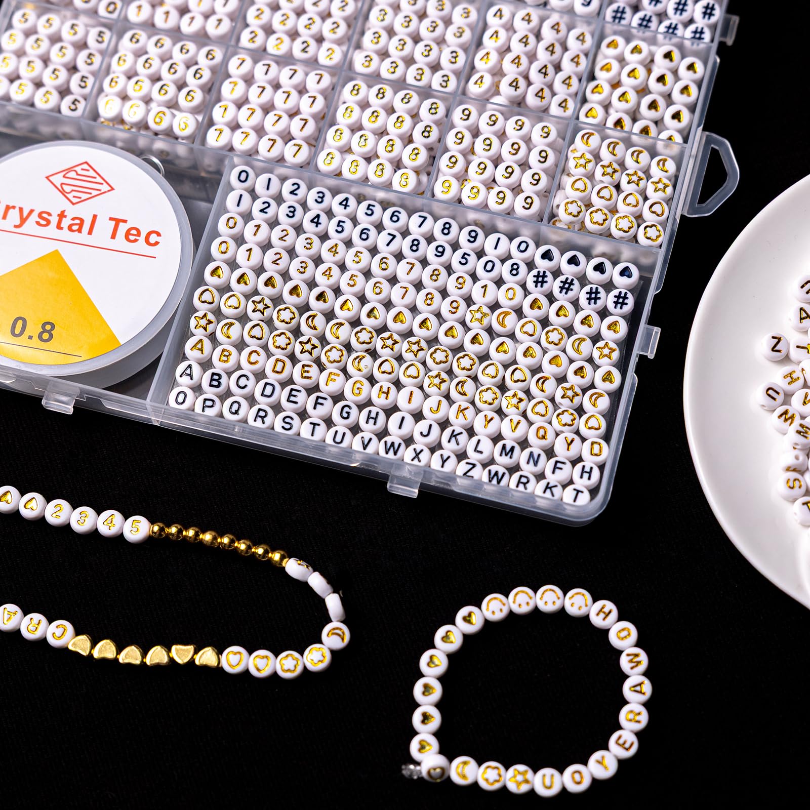 nikkiGuo Kit de 1250 cuentas de letras con cordón elástico – Alfabeto A-Z, números, corazón, luna, estrella, cuentas sonrientes para pulseras de la amistad y joyería de bricolaje (latidos blancos y