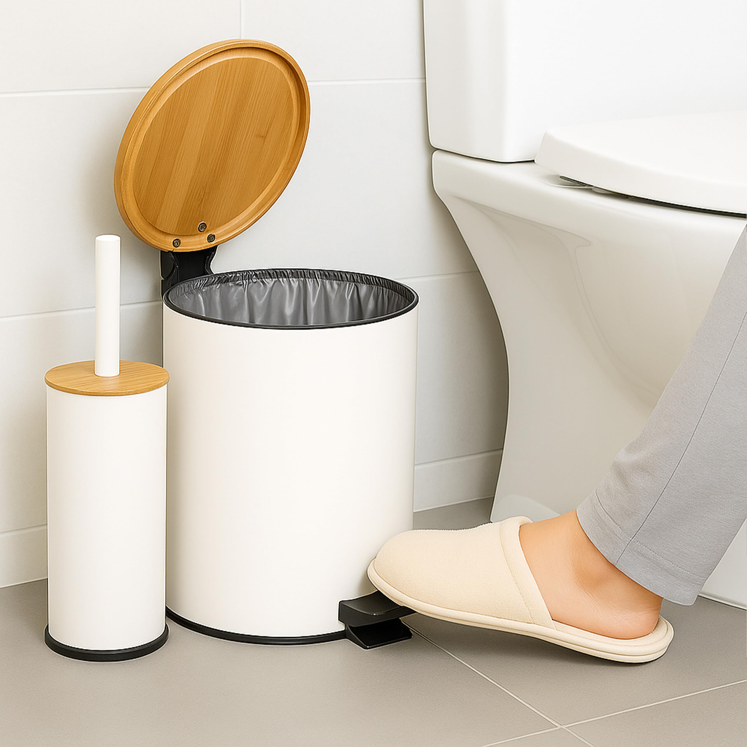 Relaxdays Set da Bagno con 2 Accessori, Pattumiera da 5 L e Portascopino con Spazzola WC, Ferro e bambù, Naturale Bianco