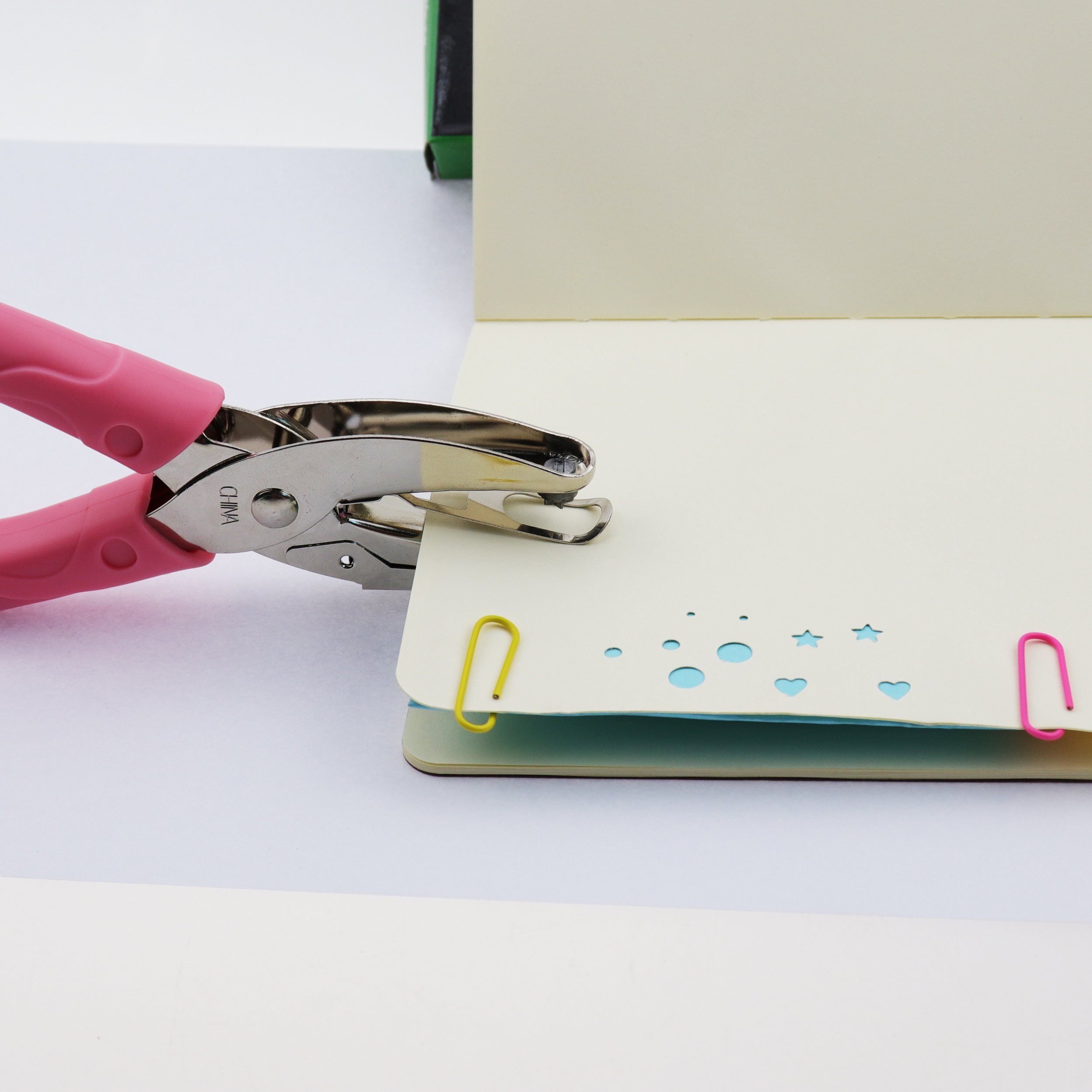 Perforadora de papel de metal de mano con un solo agujero para manualidades con agarre de color rosa, color Small Circle